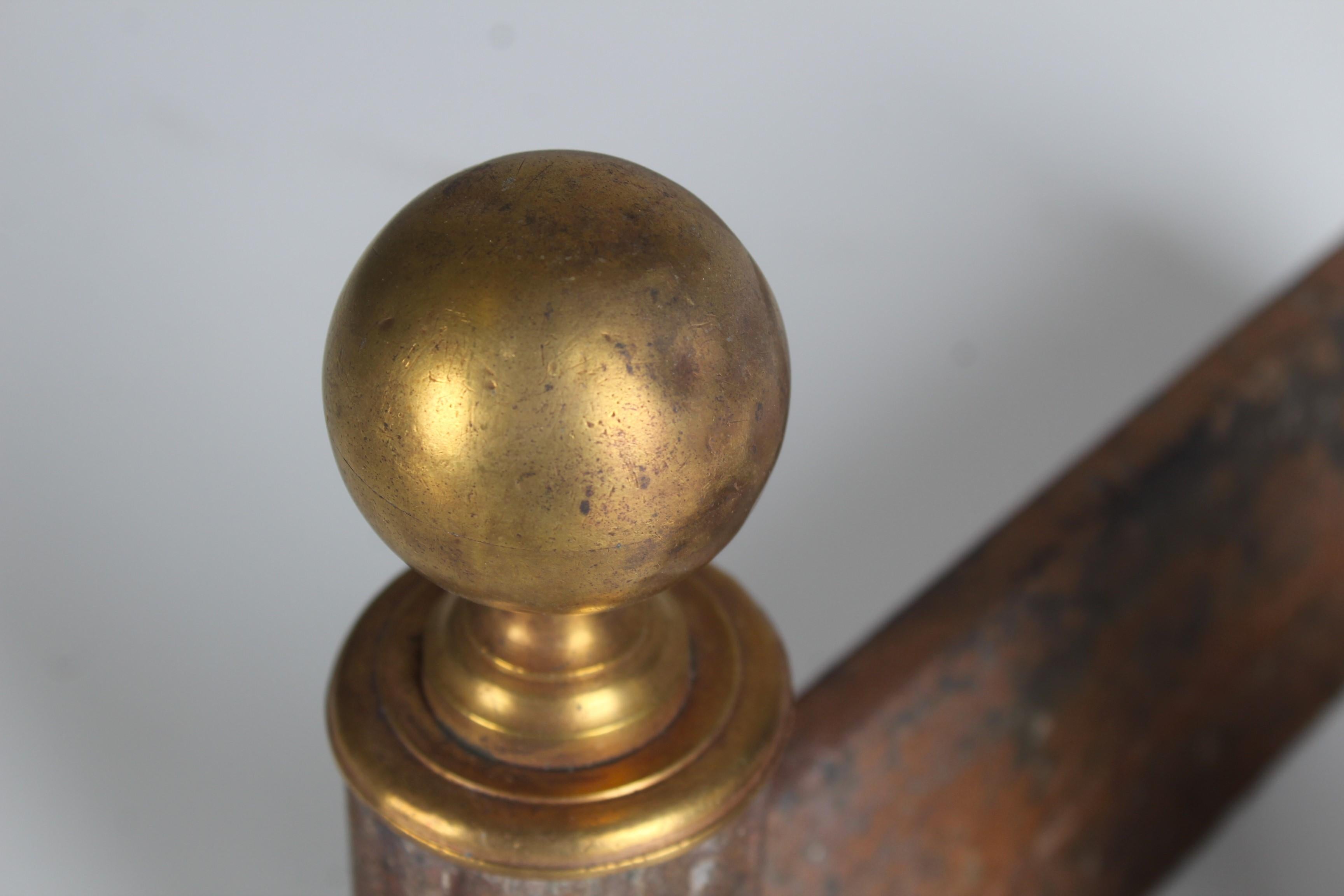 Paire de magnifiques chenets avec une décoration en forme de globe en laiton.
France, vers 1850.
Fer solide en bon état compte tenu de son âge.

Les chiens de feu sont utilisés comme support pour le bois de chauffage dans une cheminée. Ils sont