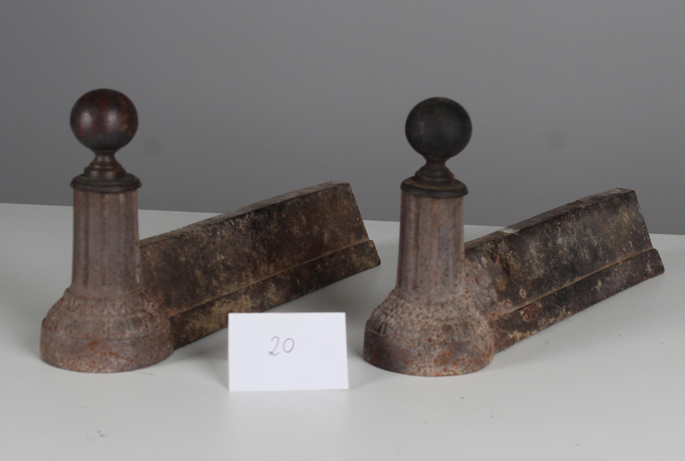 Feuerböcke aus der Mitte des 19. Jahrhunderts, einfache Kugel-Feuerböcke, Gusseisen, 36 cm (Eisen) im Angebot