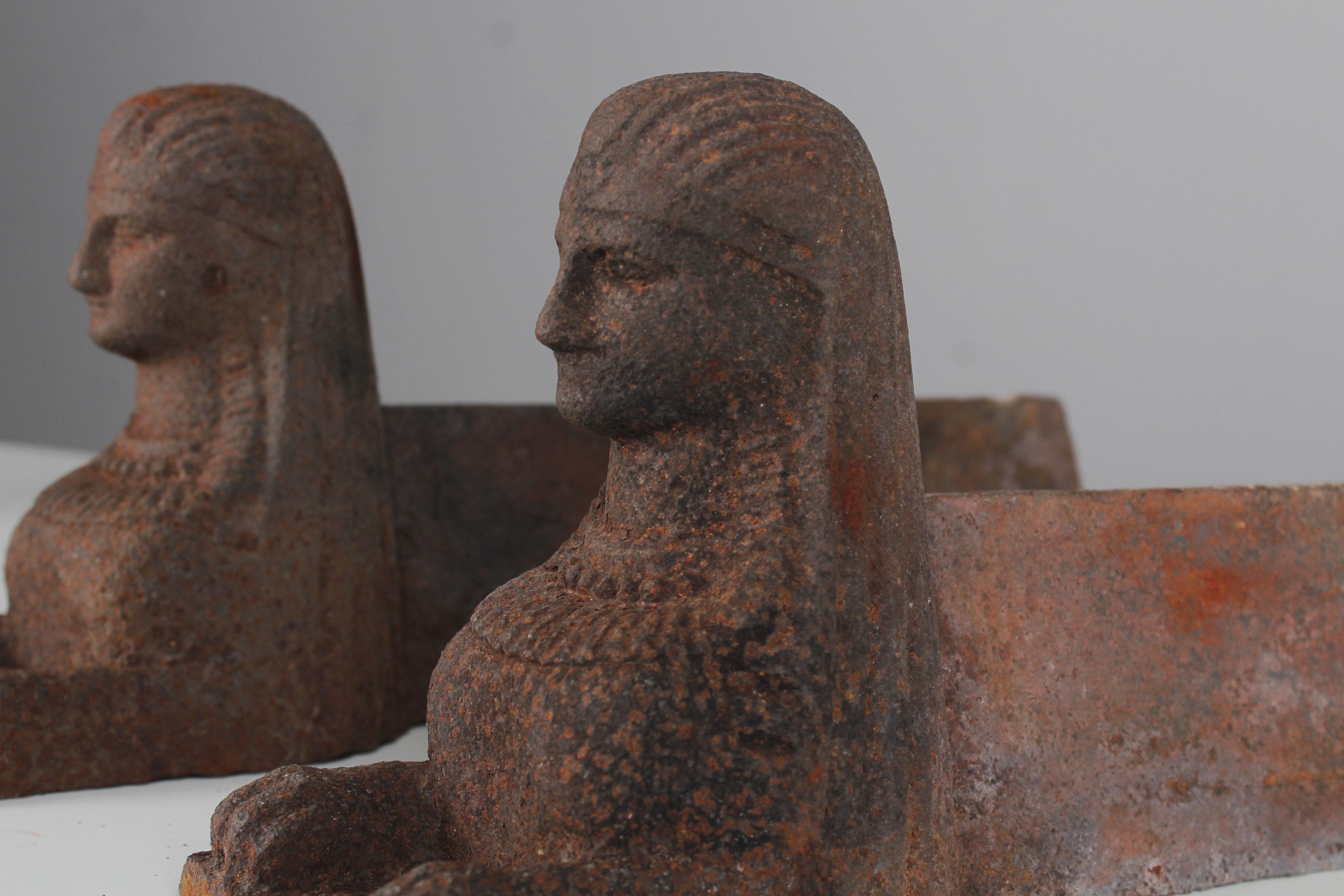 Ein Paar wunderbare Androns in Form einer Sphinx.
Frankreich, um 1860.
Solides Eisen in altersgemäß gutem Zustand.

Firedogs werden als Halter für Brennholz in einem Kamin verwendet. Sie sind auch als Feuerpferd, Andiron oder Schornsteinblock