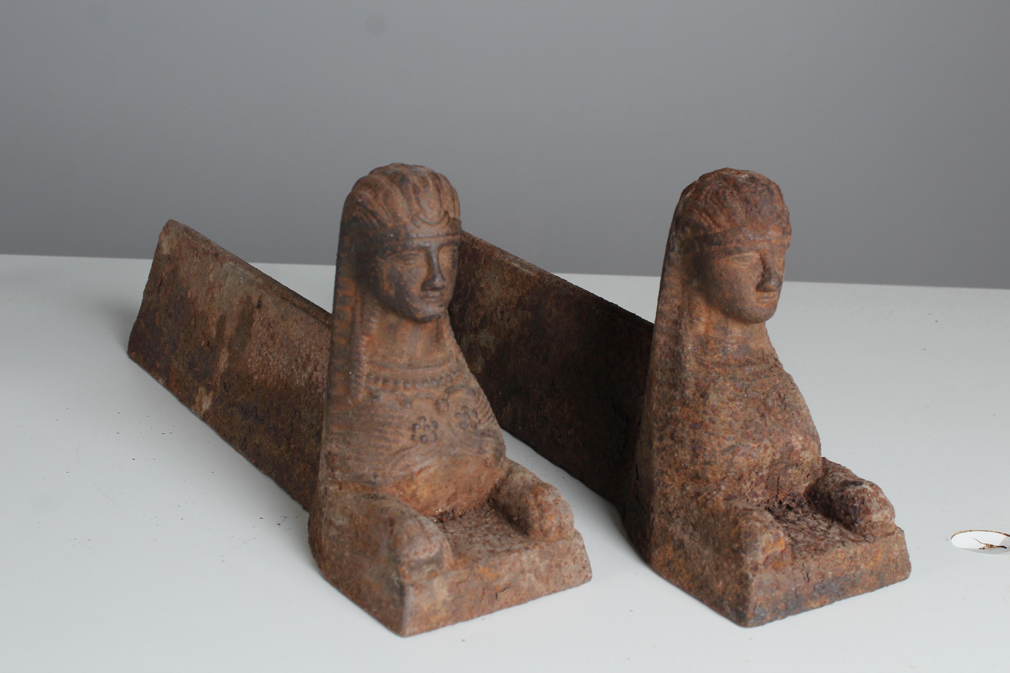 Feuerböcke aus der Mitte des 19. Jahrhunderts, Sphinx-Feuerböcke, Gusseisen, 40 cm im Zustand „Gut“ im Angebot in Greven, DE