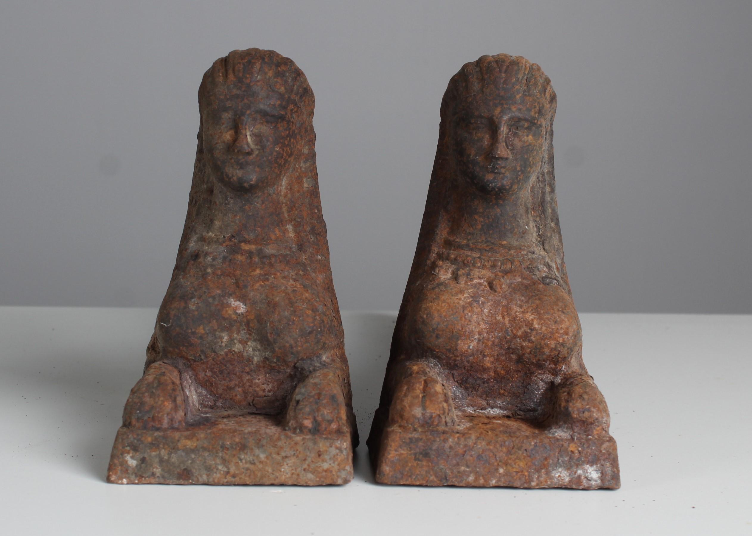 Ein Paar wunderbare Androns in Form einer Sphinx.
Frankreich, um 1860.
Solides Eisen in altersgemäß gutem Zustand.

Firedogs werden als Halter für Brennholz in einem Kamin verwendet. Sie sind auch als Feuerpferd, Andiron oder Schornsteinblock