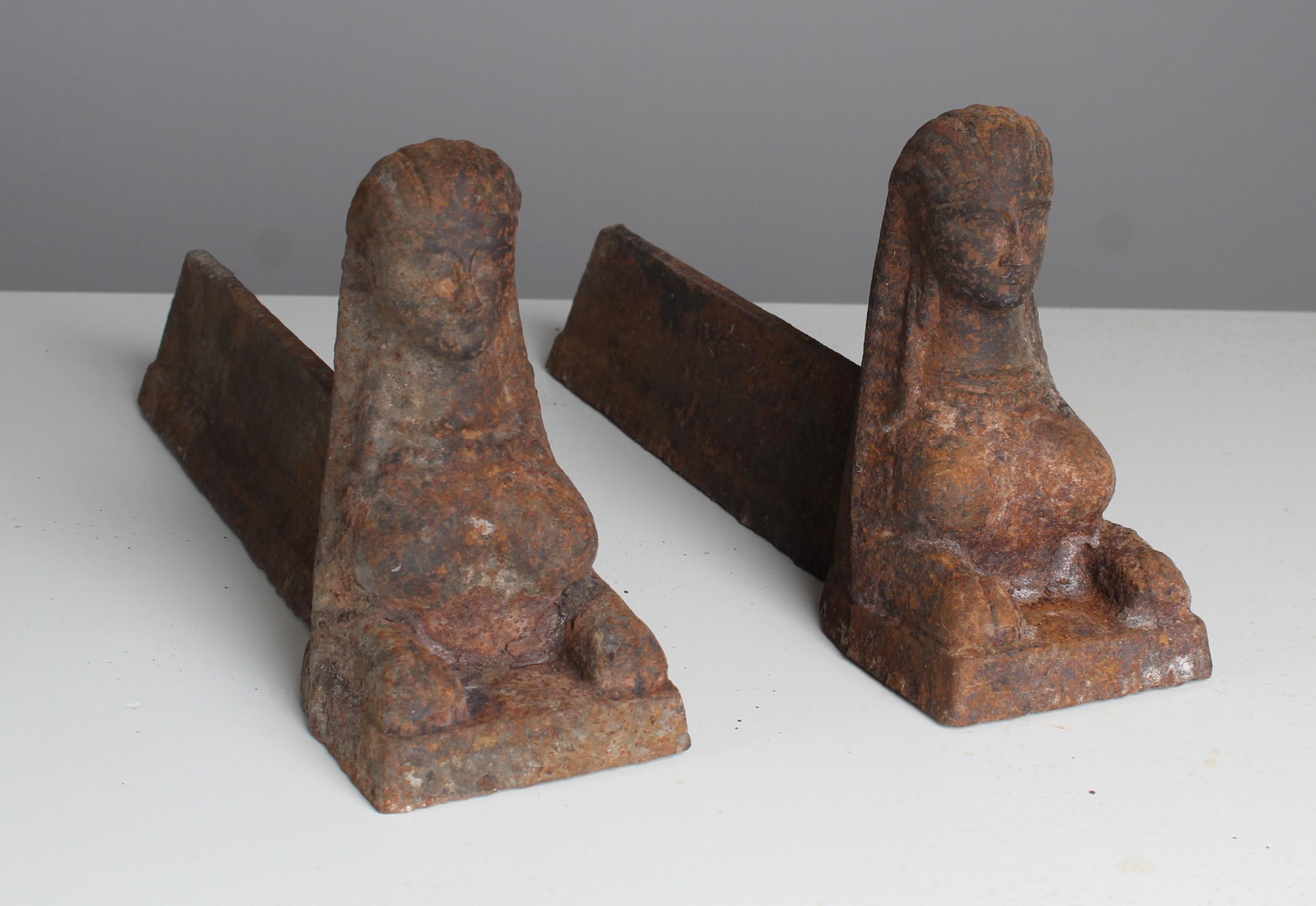 Feuerböcke aus der Mitte des 19. Jahrhunderts, Sphinx-Feuerböcke, Gusseisen, 44 cm (Gegossen) im Angebot