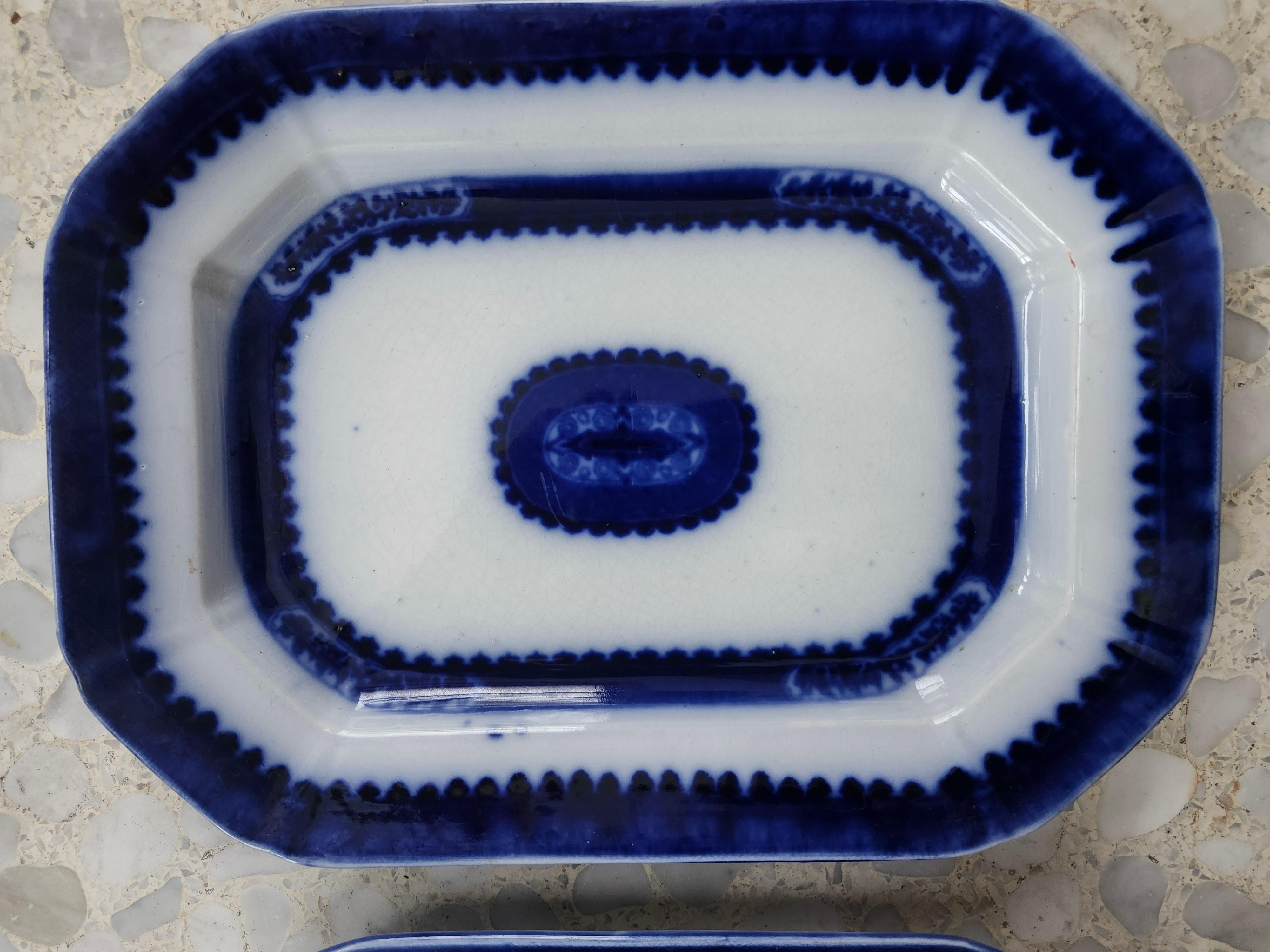 George II Mid 19th Century Flow Blue Nesting Platters (2) Ironstone For Sale