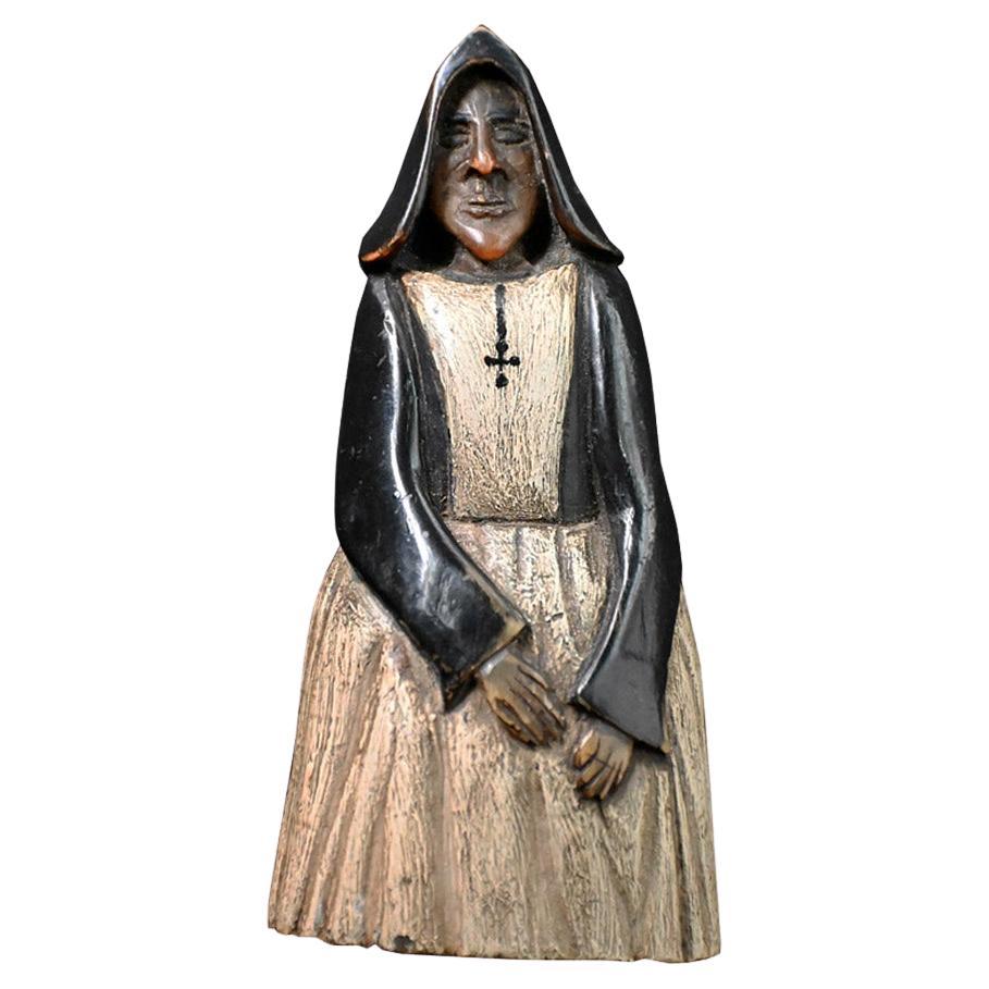 Figura de monja de mediados del siglo XIX de arte popular tallada en cuerno