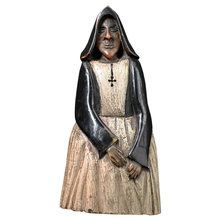 Figurine de nonne en corne sculptée, art populaire du milieu du XIXe siècle  