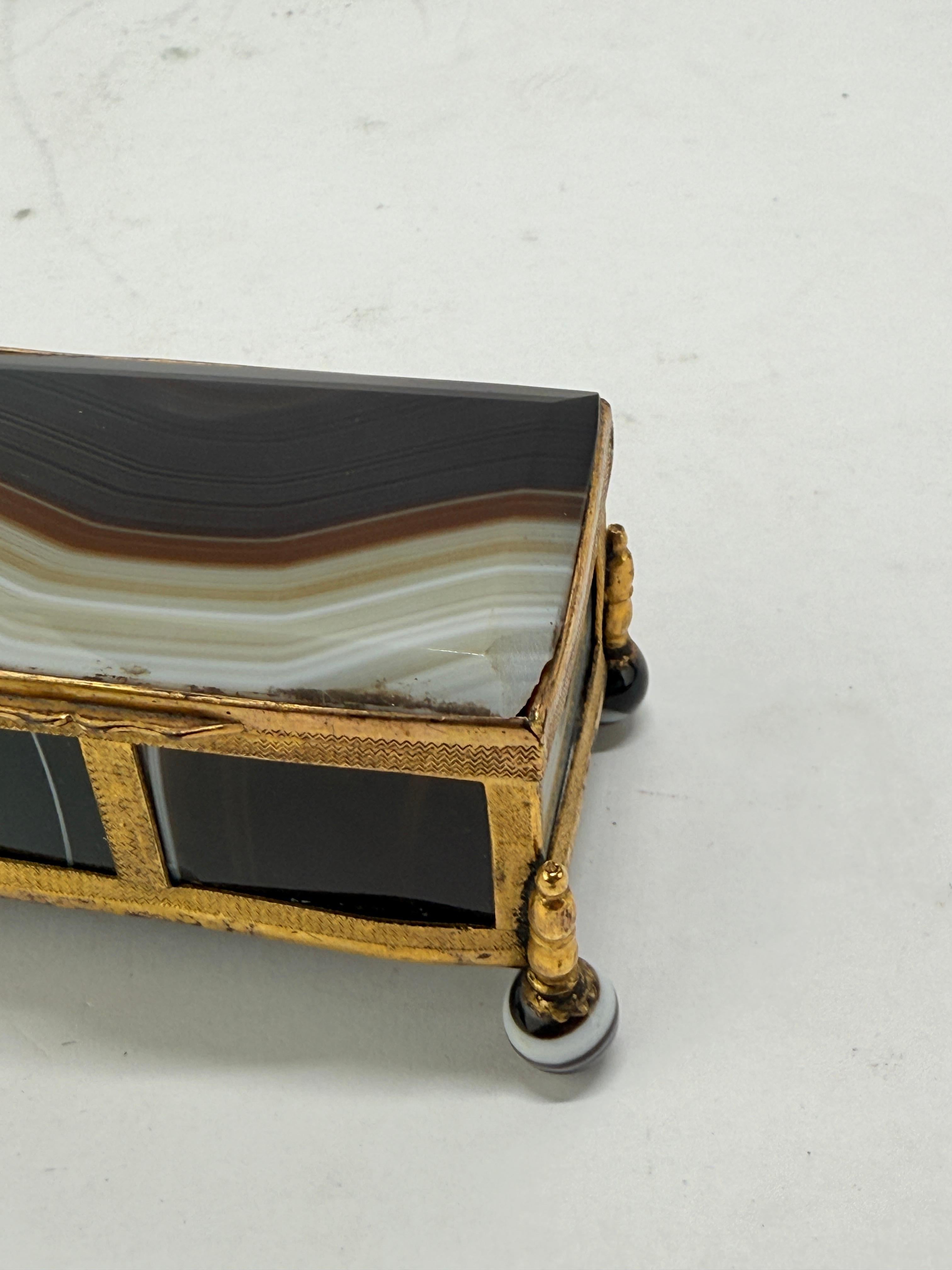 Mitte des 19. Jahrhunderts Französisch gebändert Achat und Ormolu Juwel Schatulle, Miniatur im Angebot 6