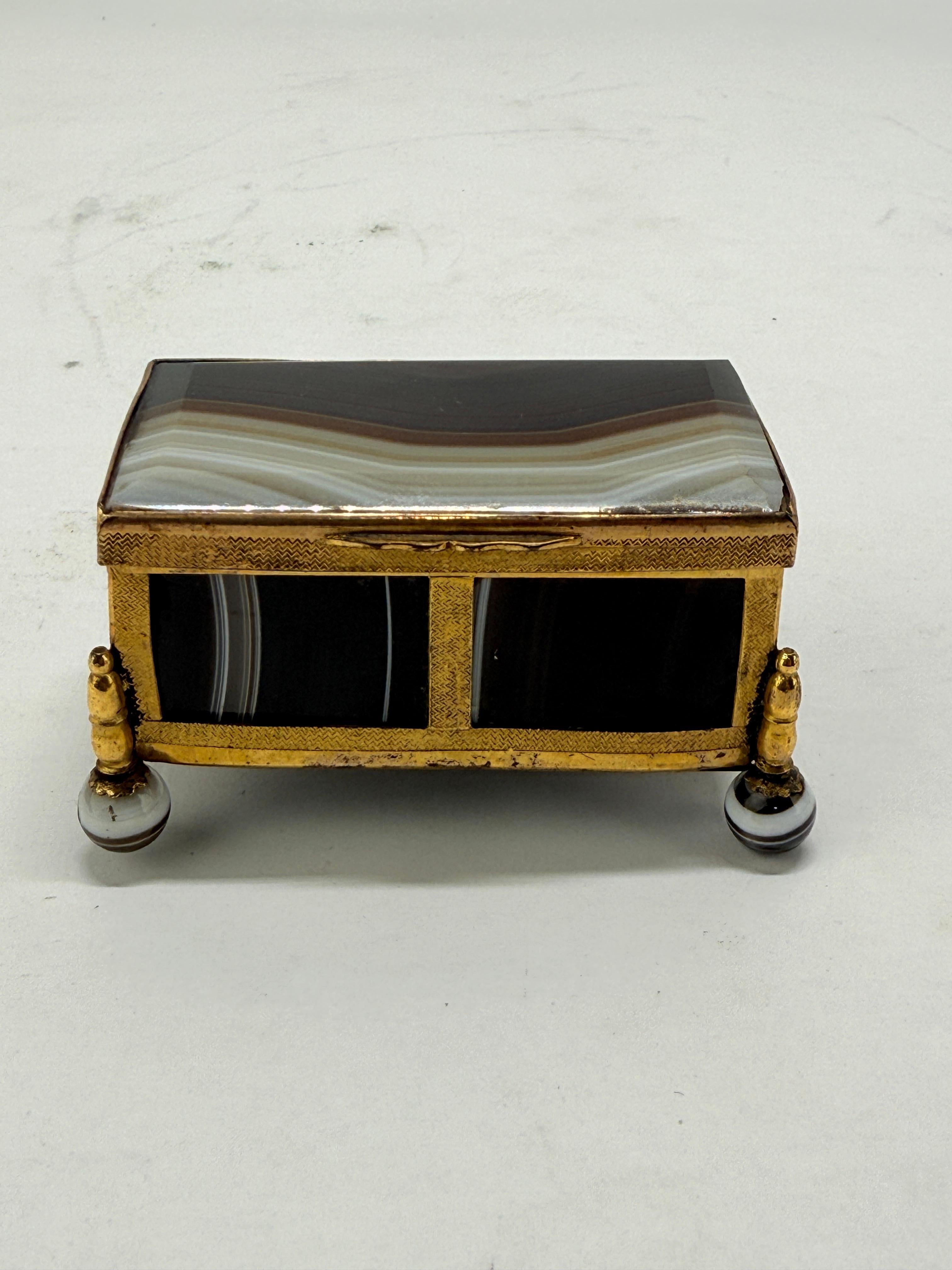 Mitte des 19. Jahrhunderts Französisch gebändert Achat und Ormolu Jewell Schatulle

Eine raffinierte rechteckige Schmuckschatulle aus französischem Achat und vergoldeter Bronze (Ormolu), Mitte des 19. Jahrhunderts, in aufklappbarer Form mit