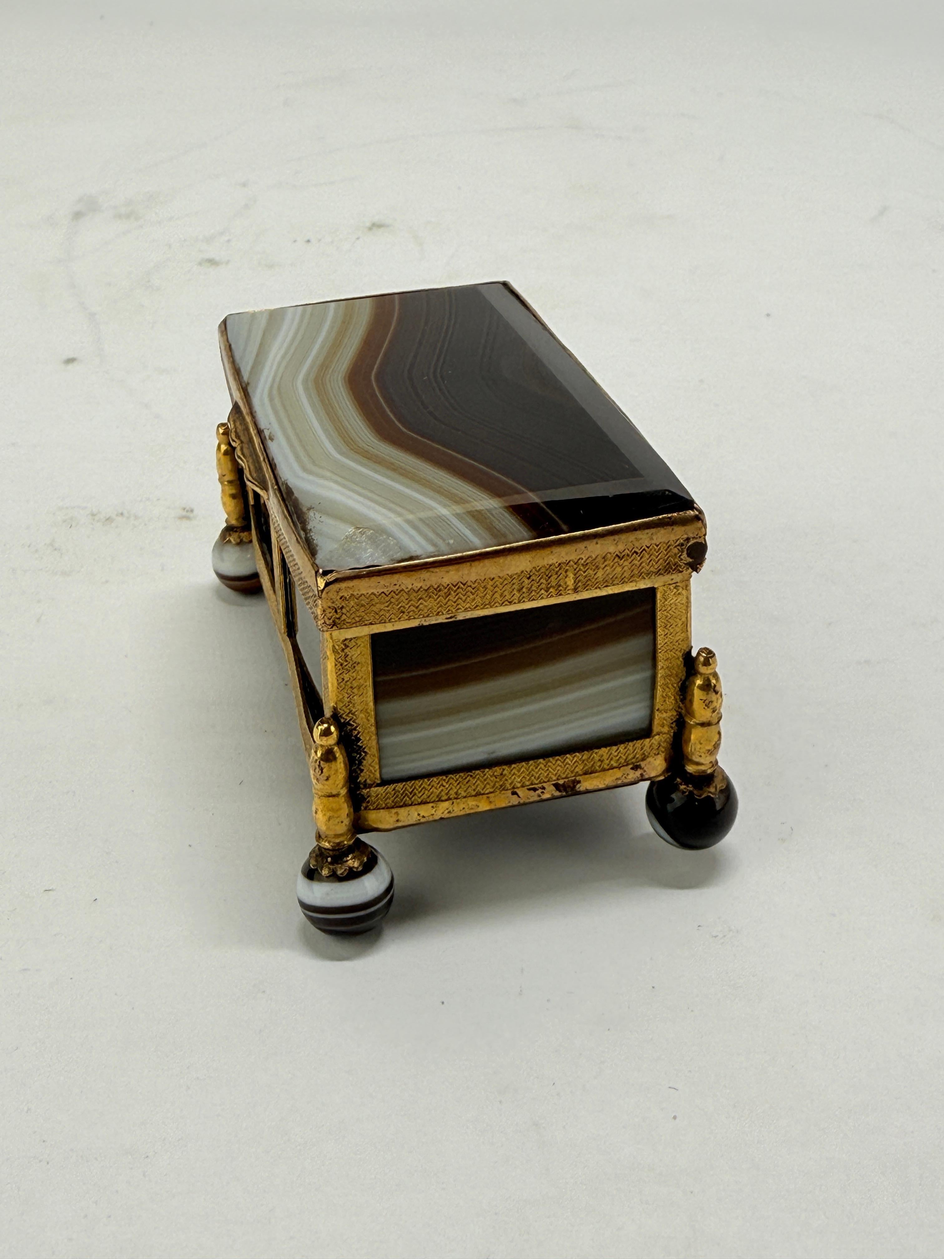 Mitte des 19. Jahrhunderts Französisch gebändert Achat und Ormolu Juwel Schatulle, Miniatur (Neoklassisch) im Angebot