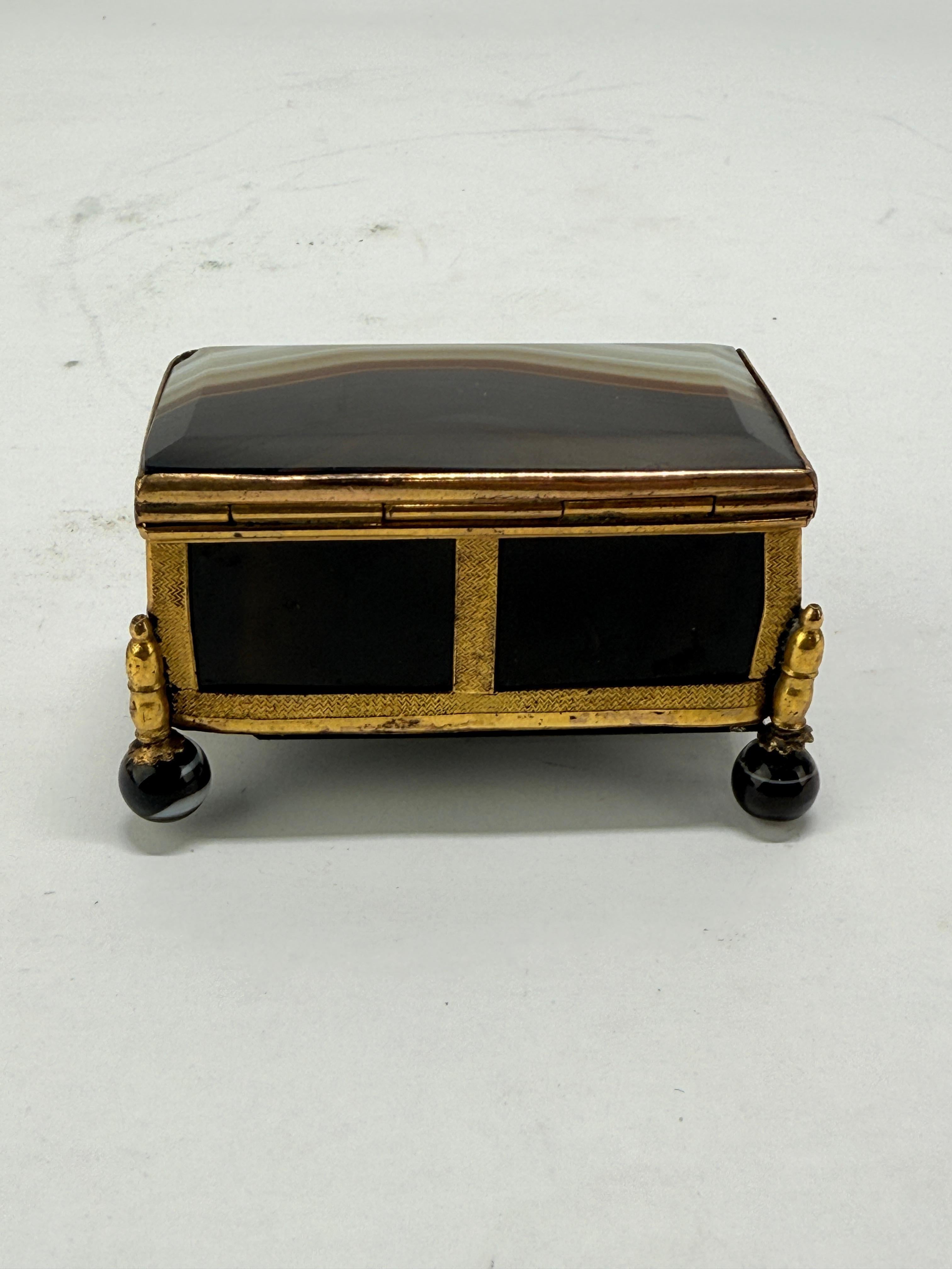 Mitte des 19. Jahrhunderts Französisch gebändert Achat und Ormolu Juwel Schatulle, Miniatur im Zustand „Gut“ im Angebot in Atlanta, GA