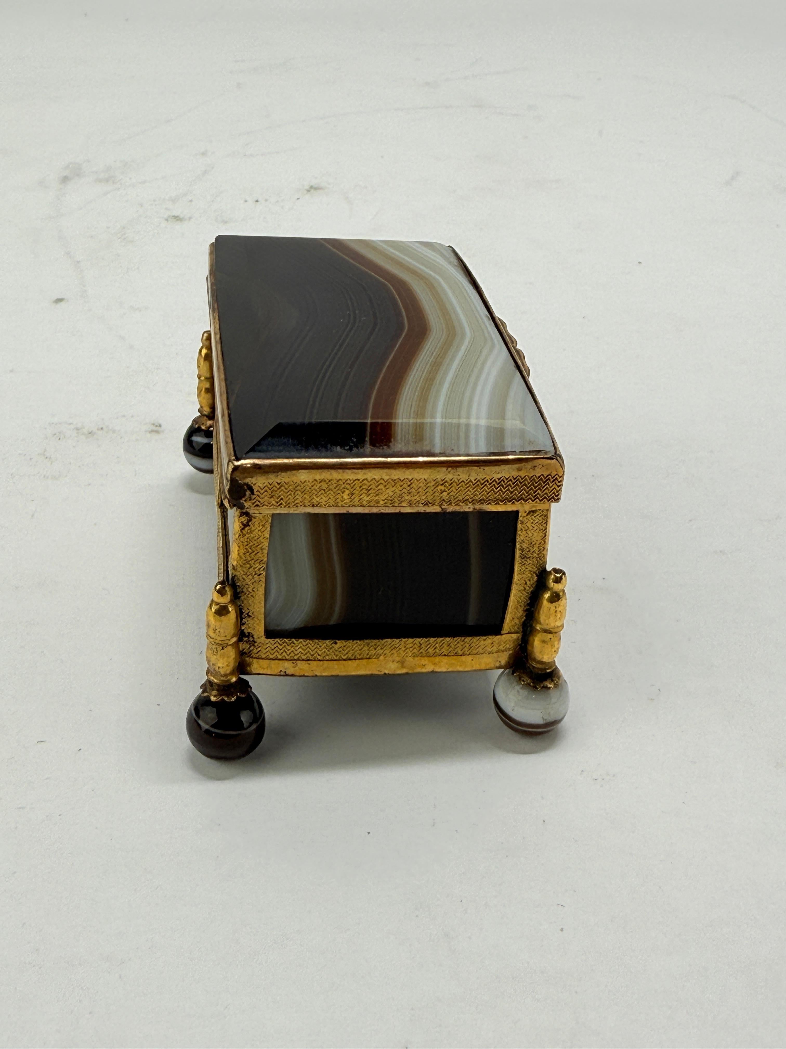 Mitte des 19. Jahrhunderts Französisch gebändert Achat und Ormolu Juwel Schatulle, Miniatur im Angebot 1