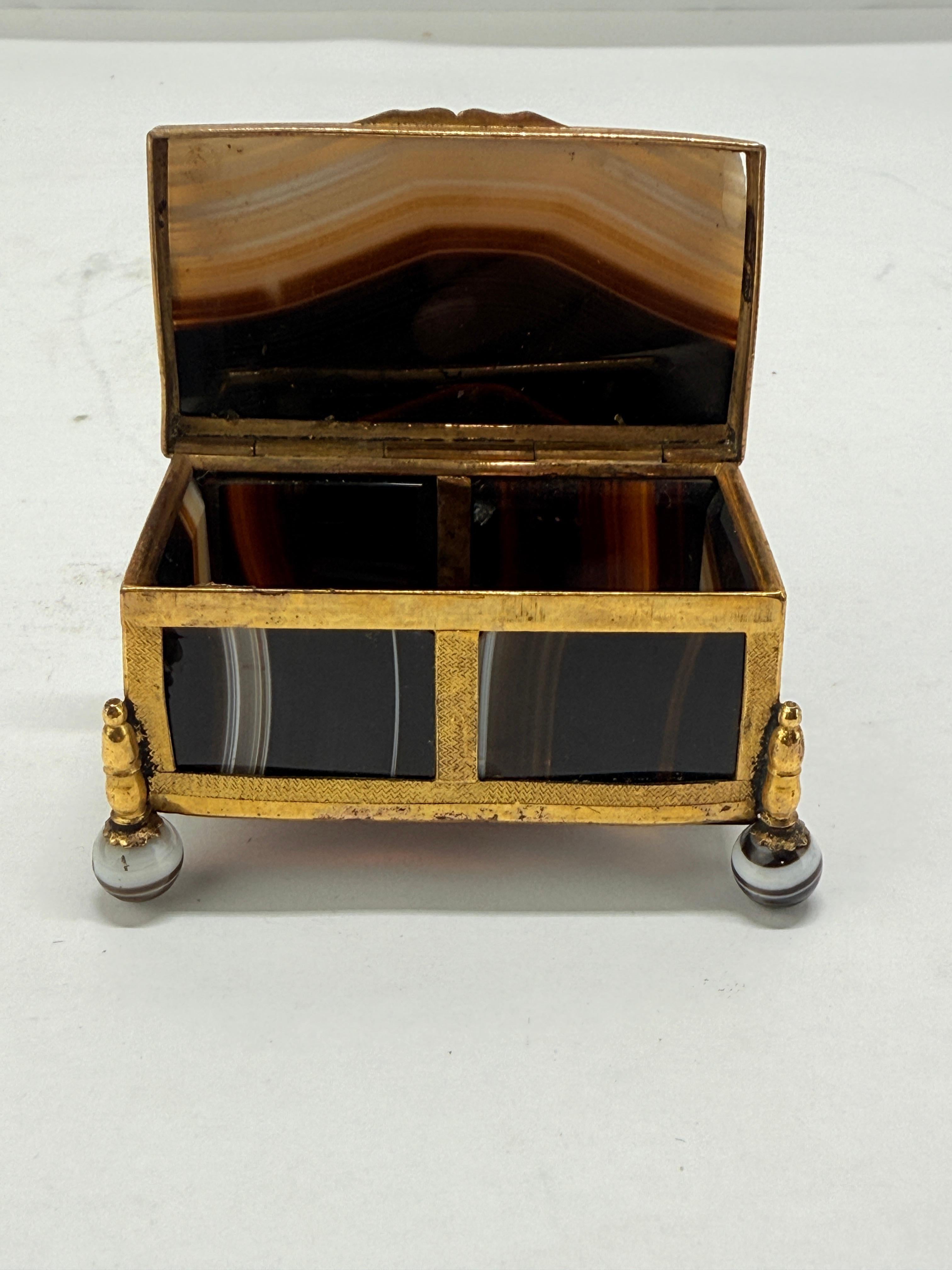 Mitte des 19. Jahrhunderts Französisch gebändert Achat und Ormolu Juwel Schatulle, Miniatur im Angebot 2