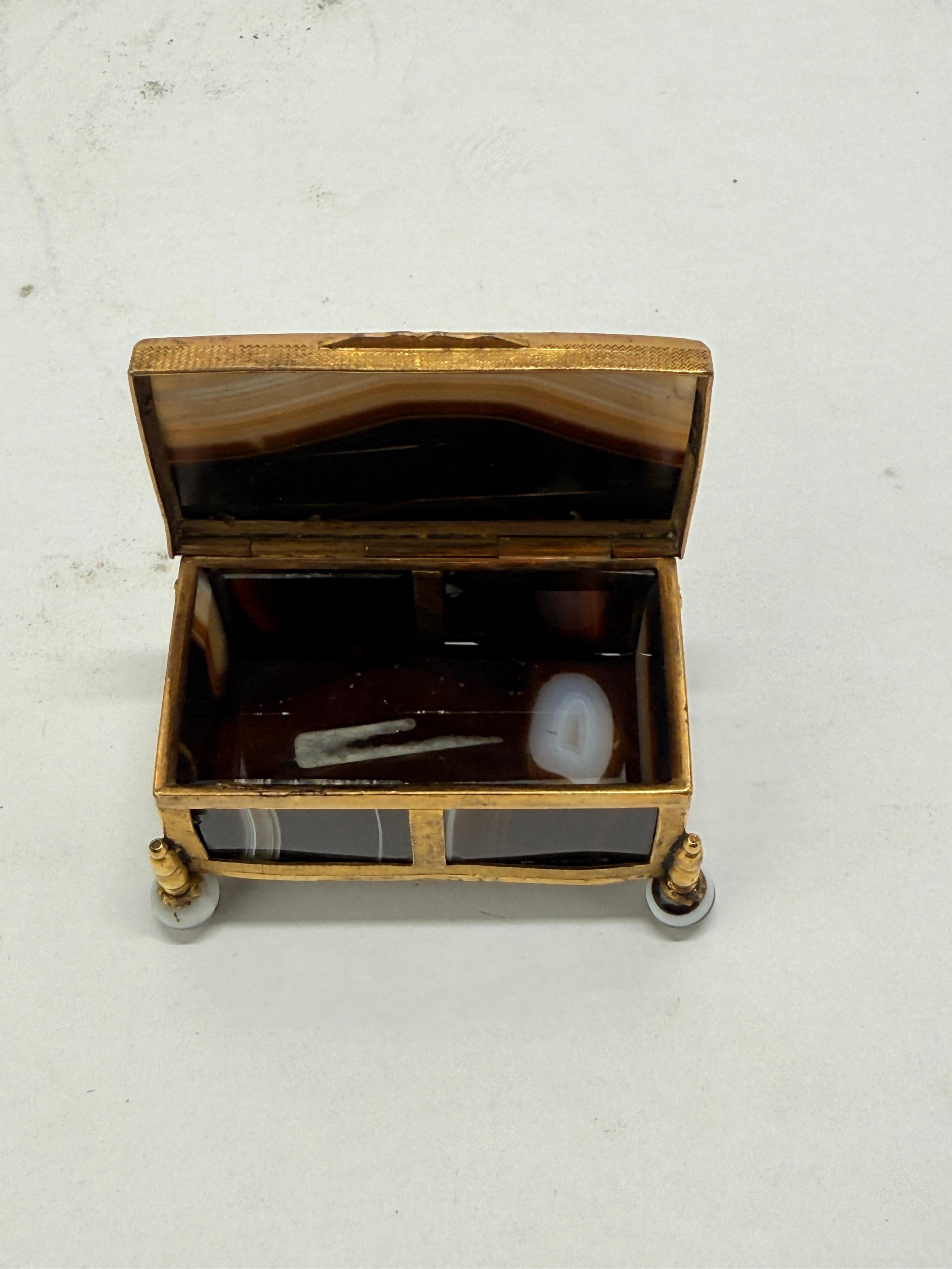 Mitte des 19. Jahrhunderts Französisch gebändert Achat und Ormolu Juwel Schatulle, Miniatur im Angebot 3