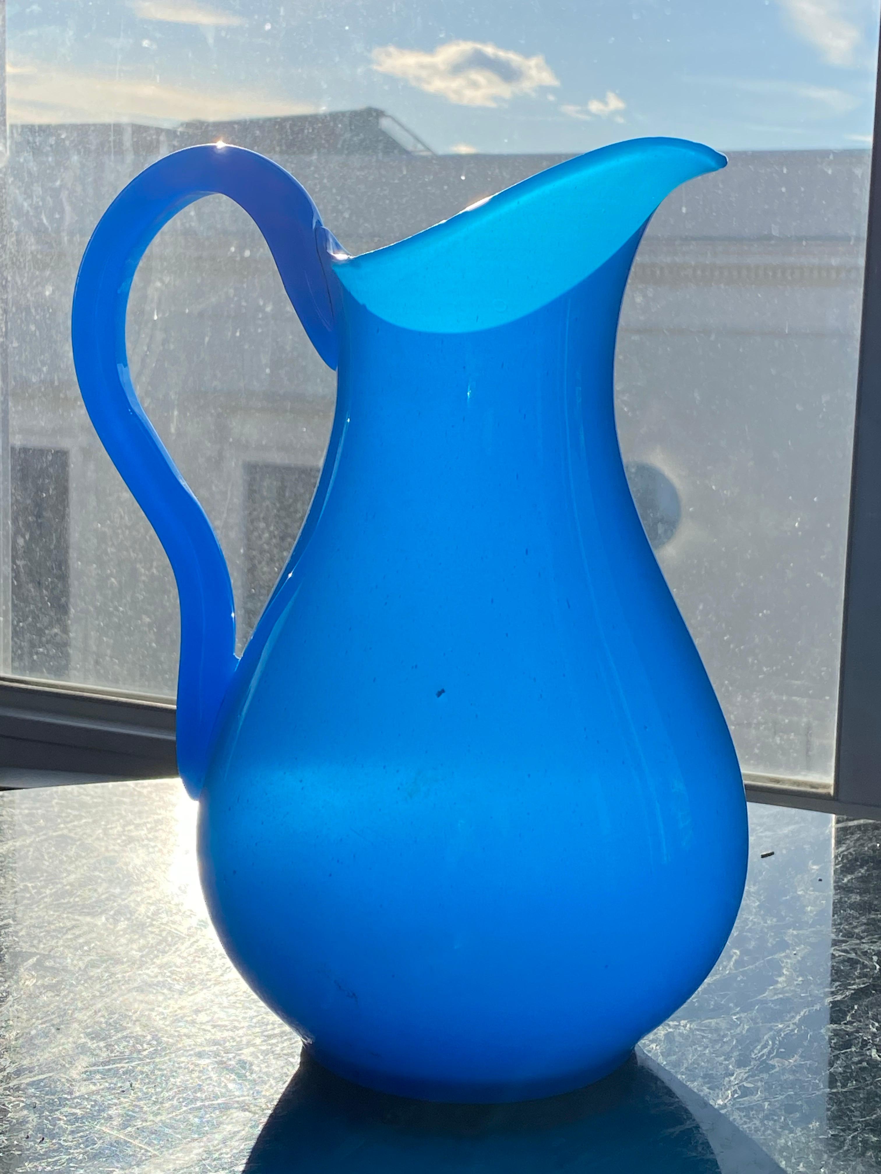 Questo straordinario set di brocche e ciotole in vetro opalino blu francese risale alla metà del XIX secolo. Il colore puro, la forma e le incredibili condizioni di questo set sono una delizia per gli occhi. La ciotola misura ben 15