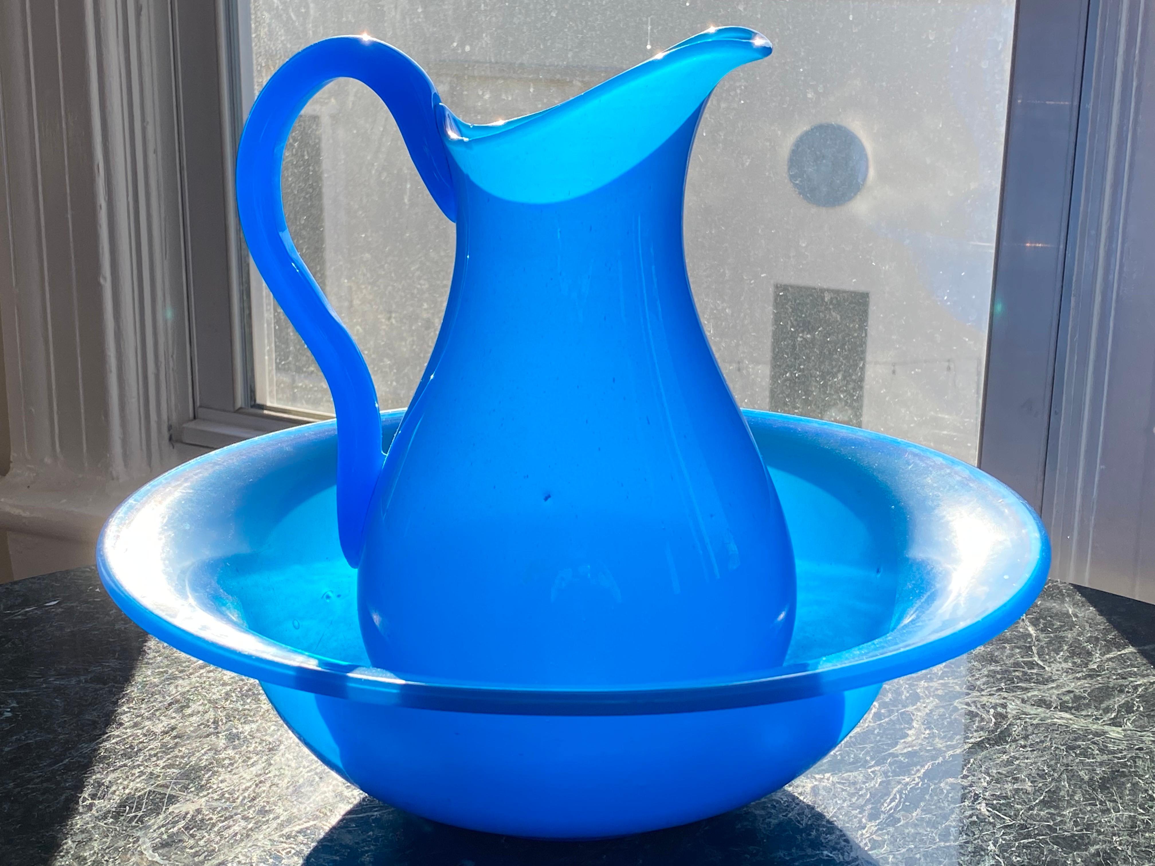 Metà XIX secolo Set di brocche e ciotole in vetro French Opaline della metà del XIX secolo in vendita