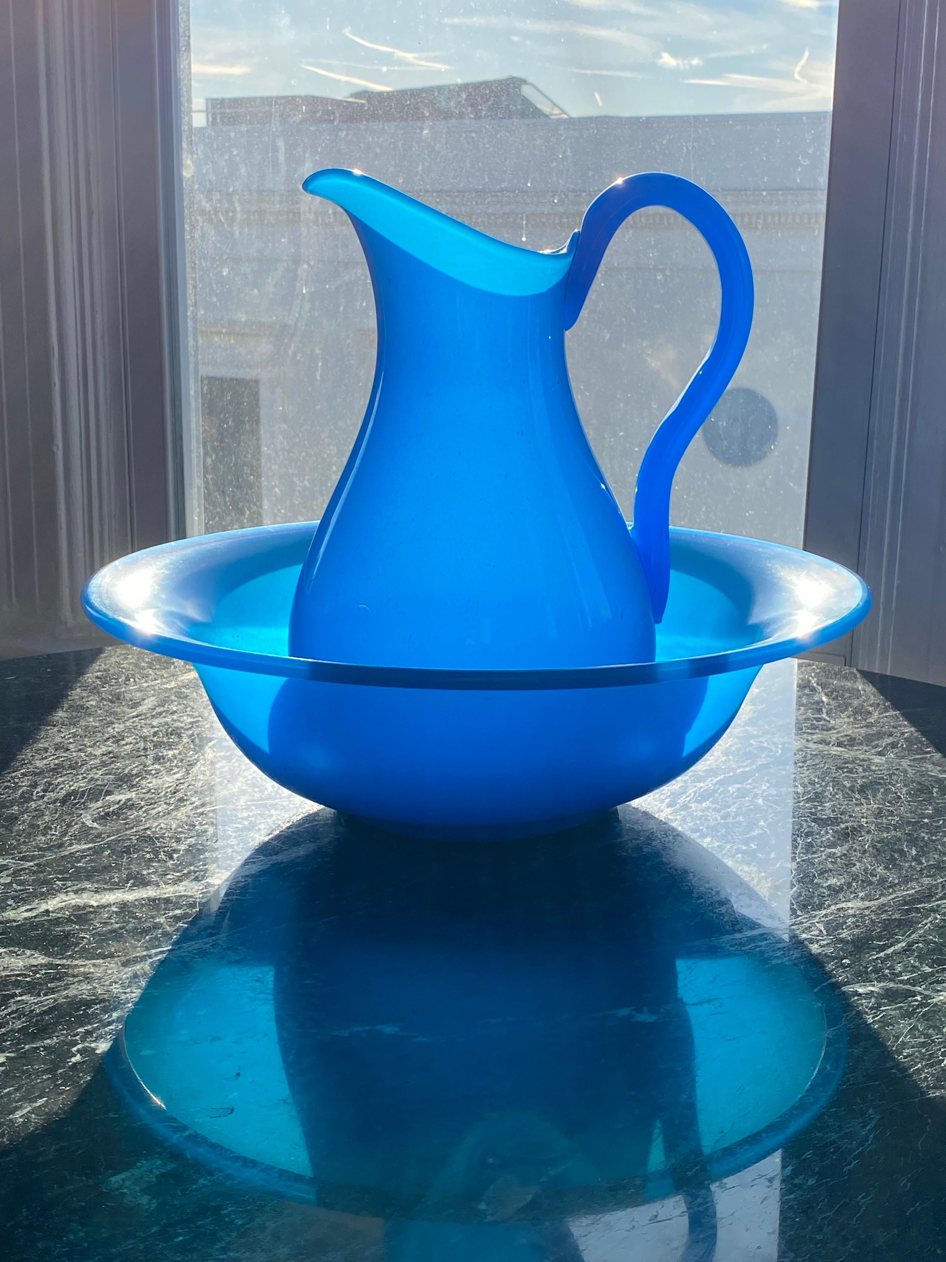 Vetro soffiato Set di brocche e ciotole in vetro French Opaline della metà del XIX secolo in vendita