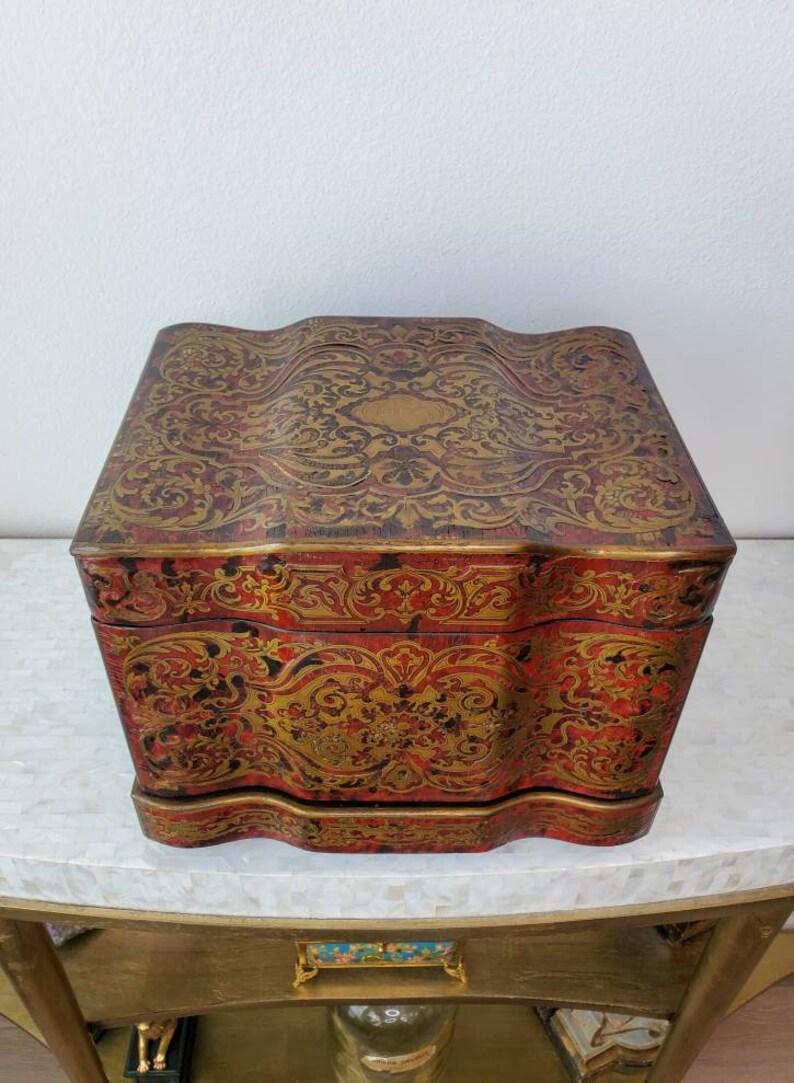A very fine quality Napoleon III Second Empire period (c.1852-1870) cave à liqueur. Exquisite Parisian work, dating to the third quarter of the 19th century, featuring rich Boulle worked case with serpentine shaped front, hinged lid and side panels