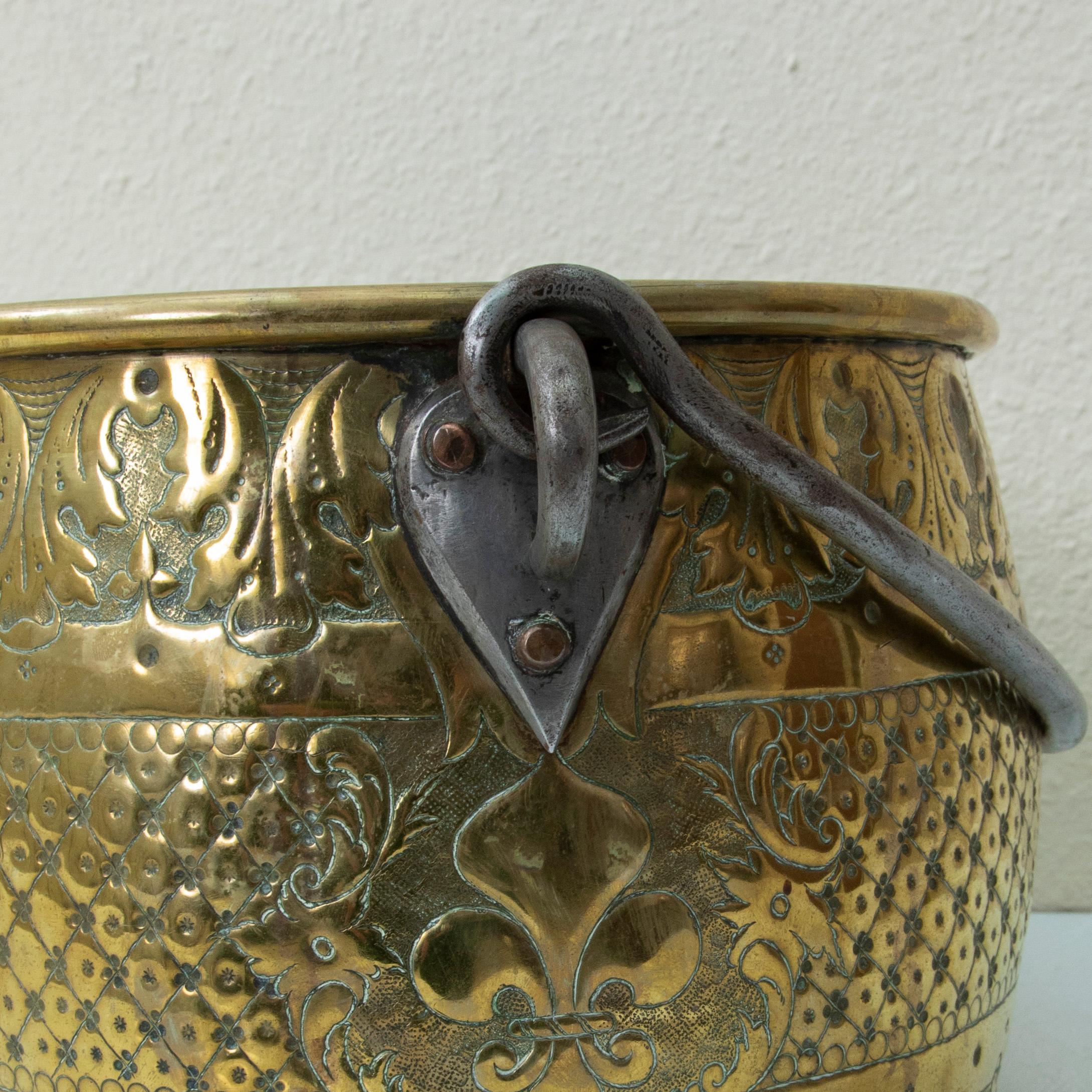 Cache pot en laiton repoussé du milieu du 19ème siècle provenant d'un château français en vente 3