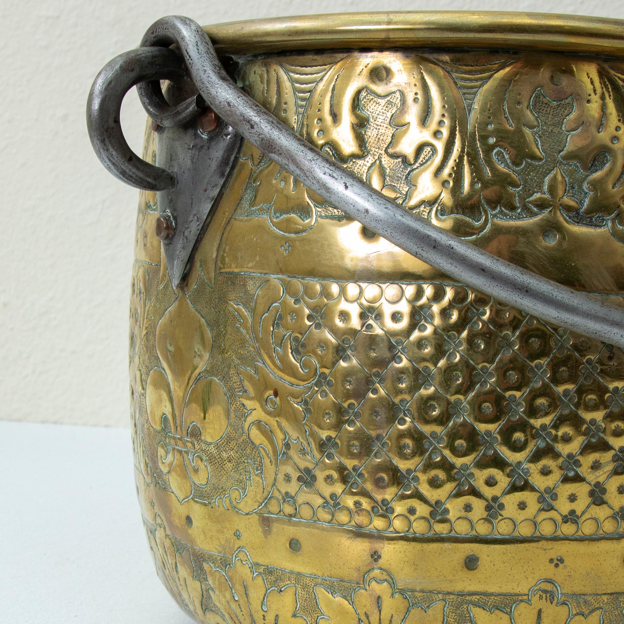 Cache pot en laiton repoussé du milieu du 19ème siècle provenant d'un château français en vente 4