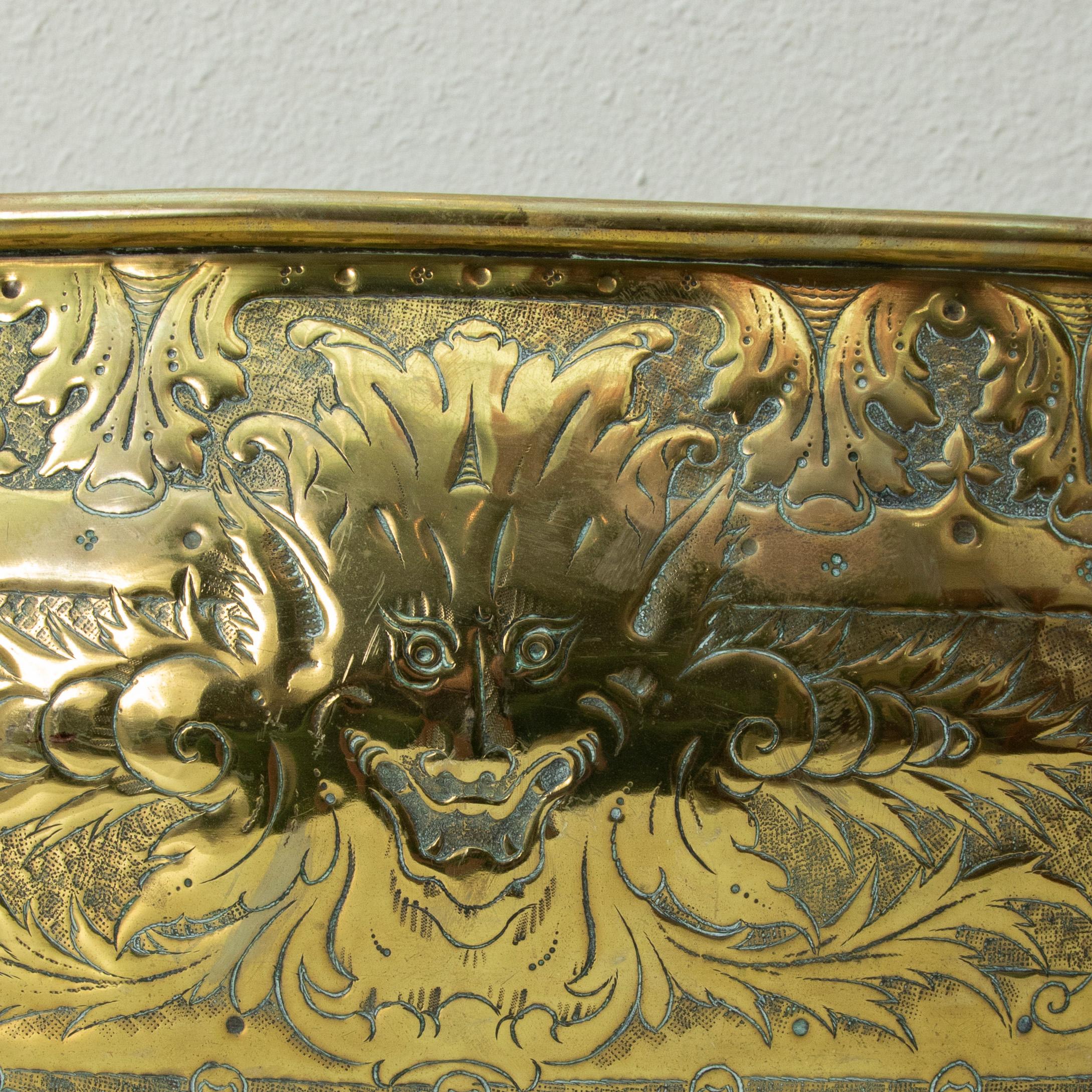 Cache pot en laiton repoussé du milieu du 19ème siècle provenant d'un château français en vente 5