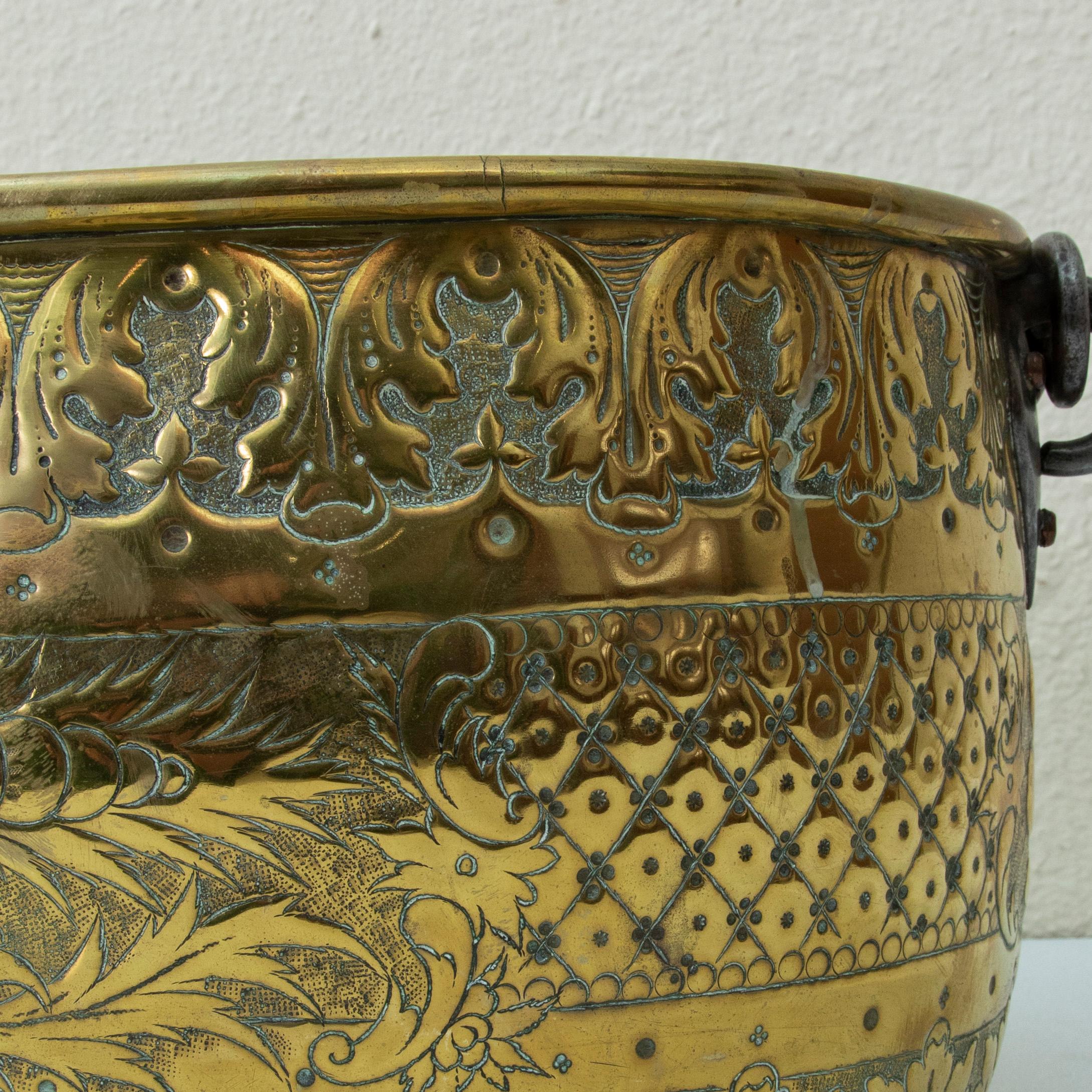 Cache pot en laiton repoussé du milieu du 19ème siècle provenant d'un château français en vente 6