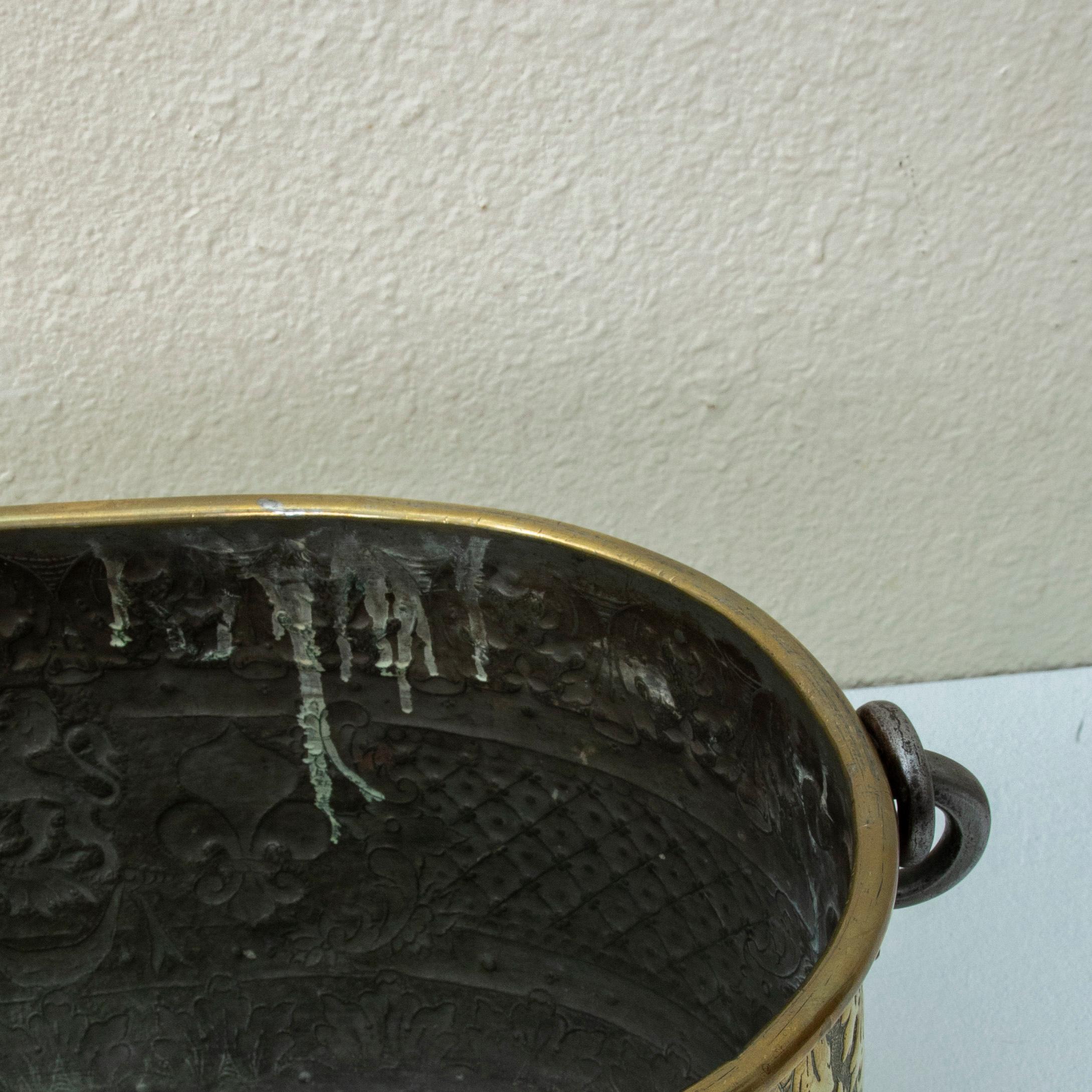 Cache pot en laiton repoussé du milieu du 19ème siècle provenant d'un château français en vente 7