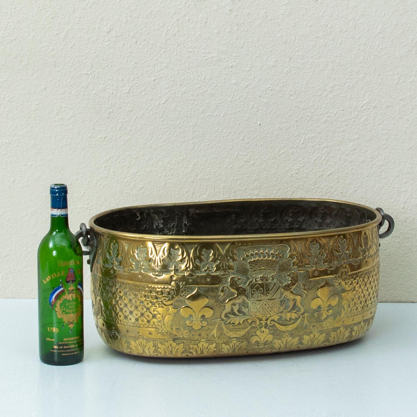 Cache pot en laiton repoussé du milieu du 19ème siècle provenant d'un château français en vente 8