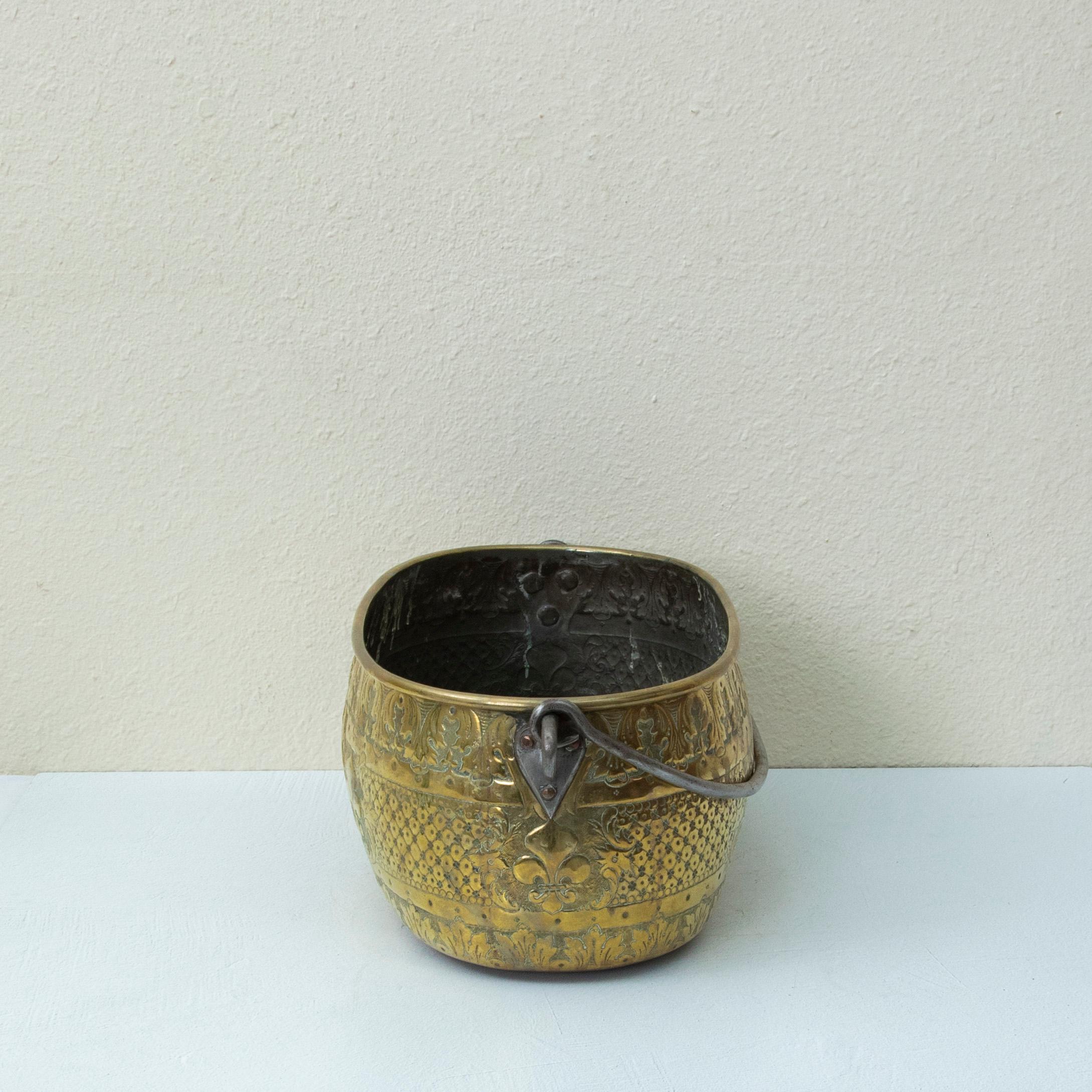 Français Cache pot en laiton repoussé du milieu du 19ème siècle provenant d'un château français en vente