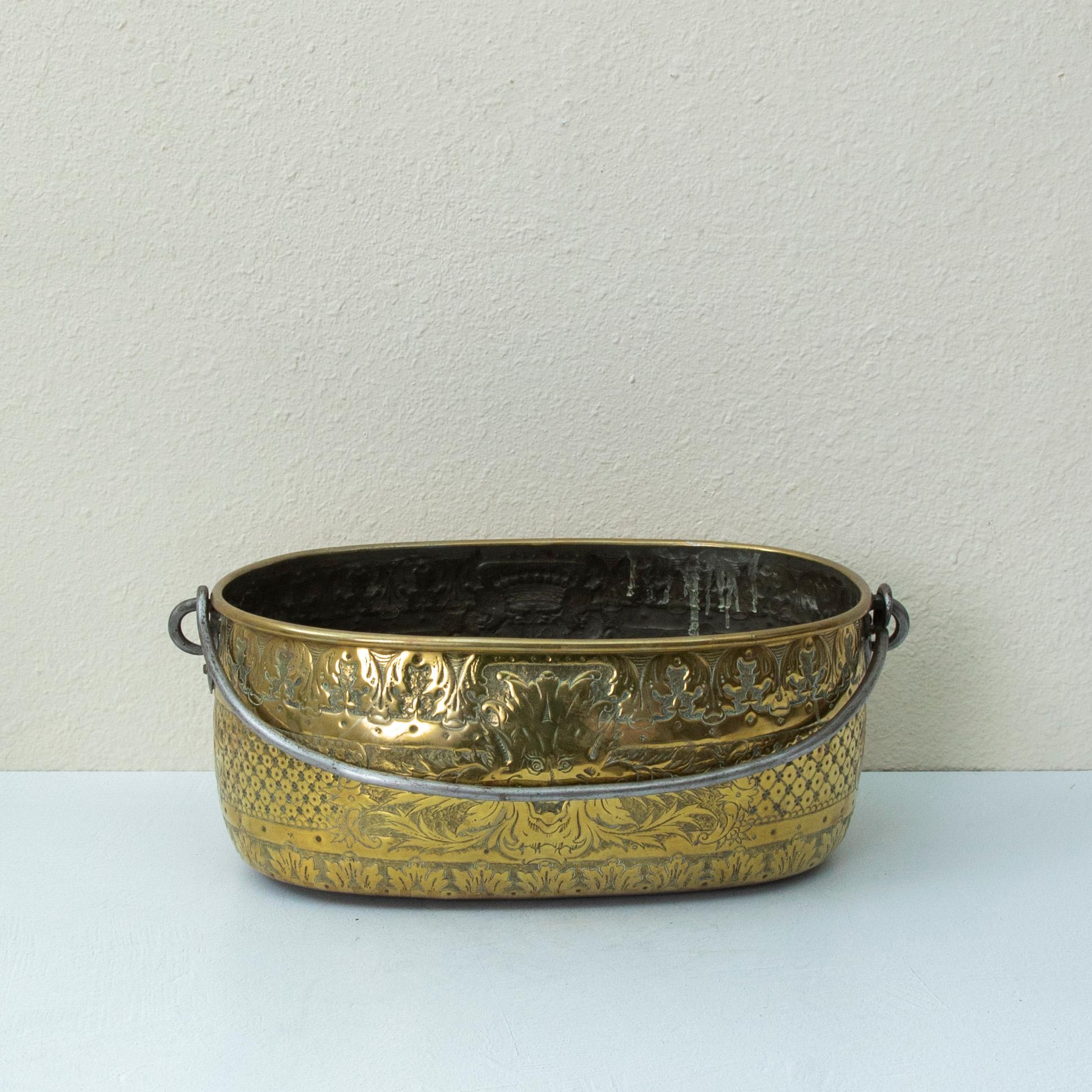 Repoussé Cache pot en laiton repoussé du milieu du 19ème siècle provenant d'un château français en vente