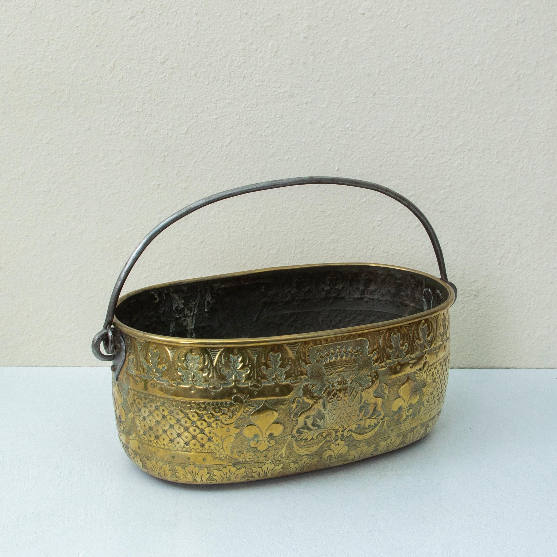 Cache pot en laiton repoussé du milieu du 19ème siècle provenant d'un château français Bon état - En vente à Fayetteville, AR