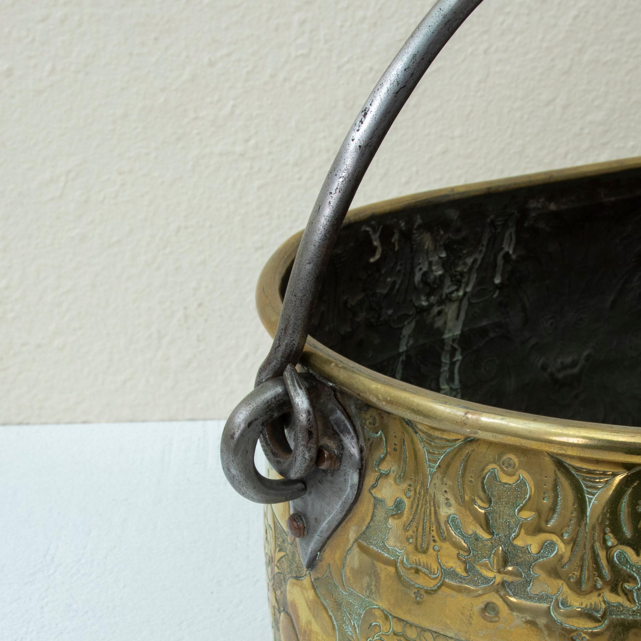 XIXe siècle Cache pot en laiton repoussé du milieu du 19ème siècle provenant d'un château français en vente