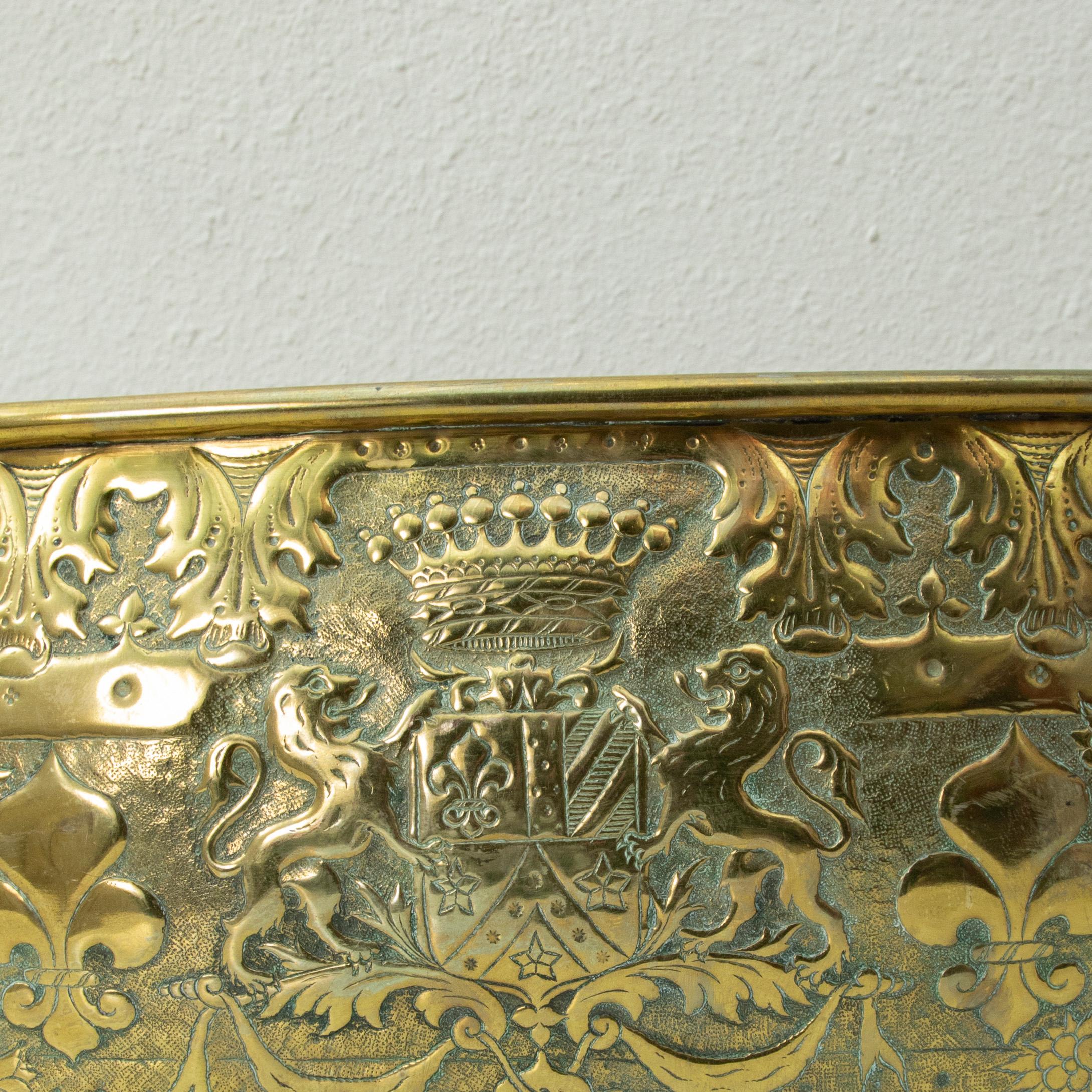 Cache pot en laiton repoussé du milieu du 19ème siècle provenant d'un château français en vente 1