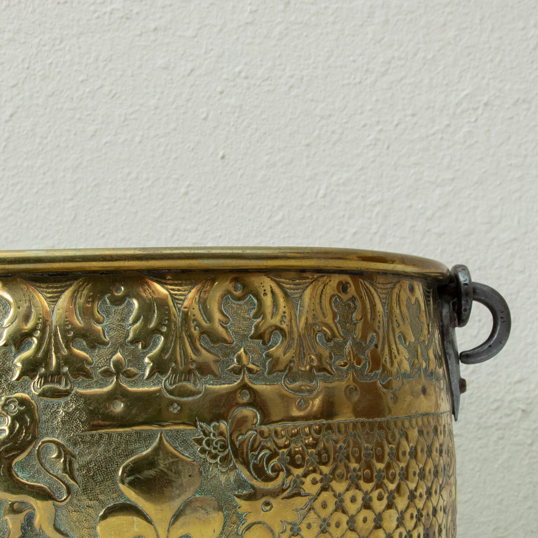 Cache pot en laiton repoussé du milieu du 19ème siècle provenant d'un château français en vente 2