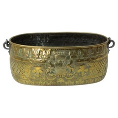 Cachepot francese della metà del 19° secolo in ottone repousse proveniente da uno Chateau francese