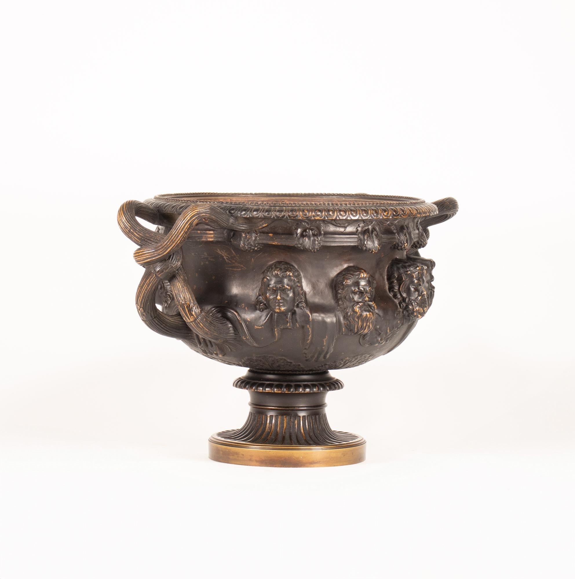 Questo squisito vaso in bronzo patinato del XIX secolo, realizzato dalla stimata fonderia Ferdinand Barbedienne, mostra magnificamente l'innovativa tecnica di riduzione sviluppata da Achille Collas. Capolavoro di innovazione tecnica e maestria