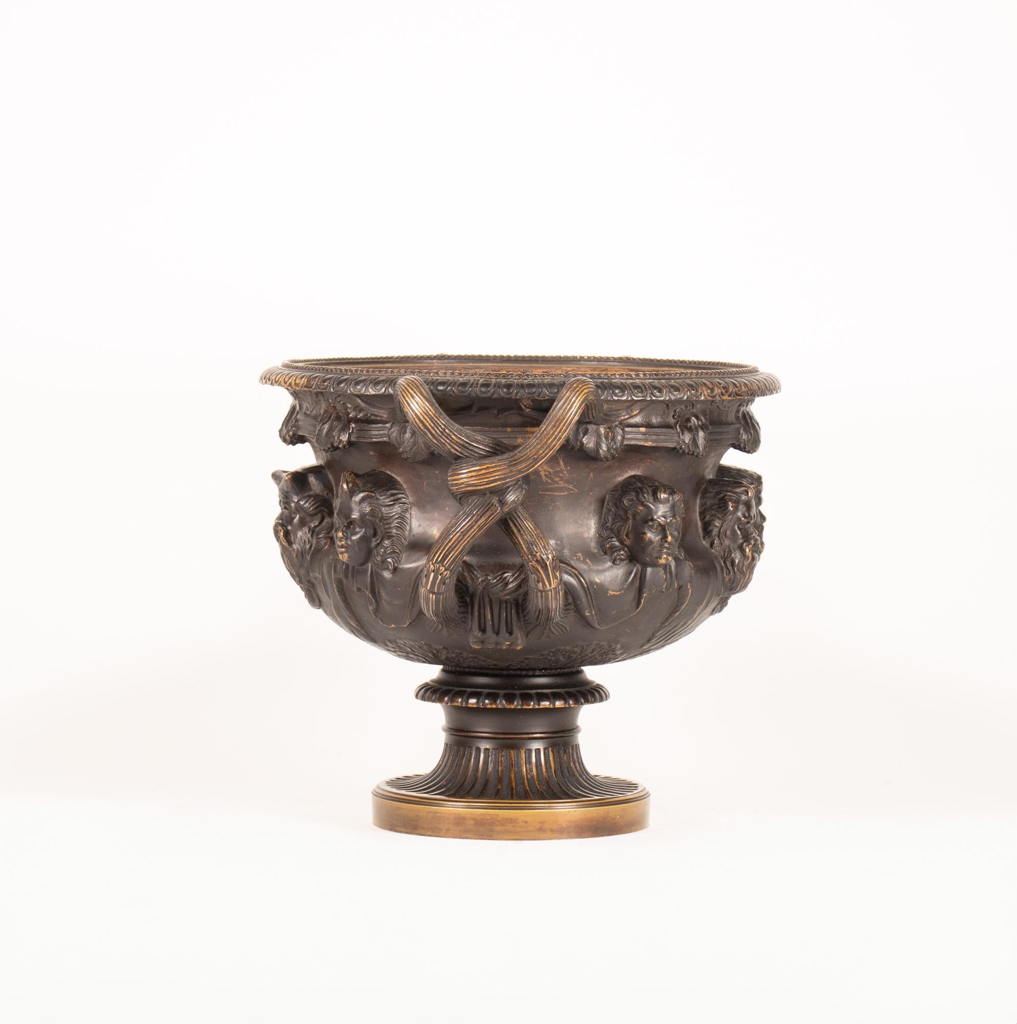 Neoclassico Vaso Grand Tour in bronzo francese della metà del XIX secolo firmato da Achille Collas in vendita