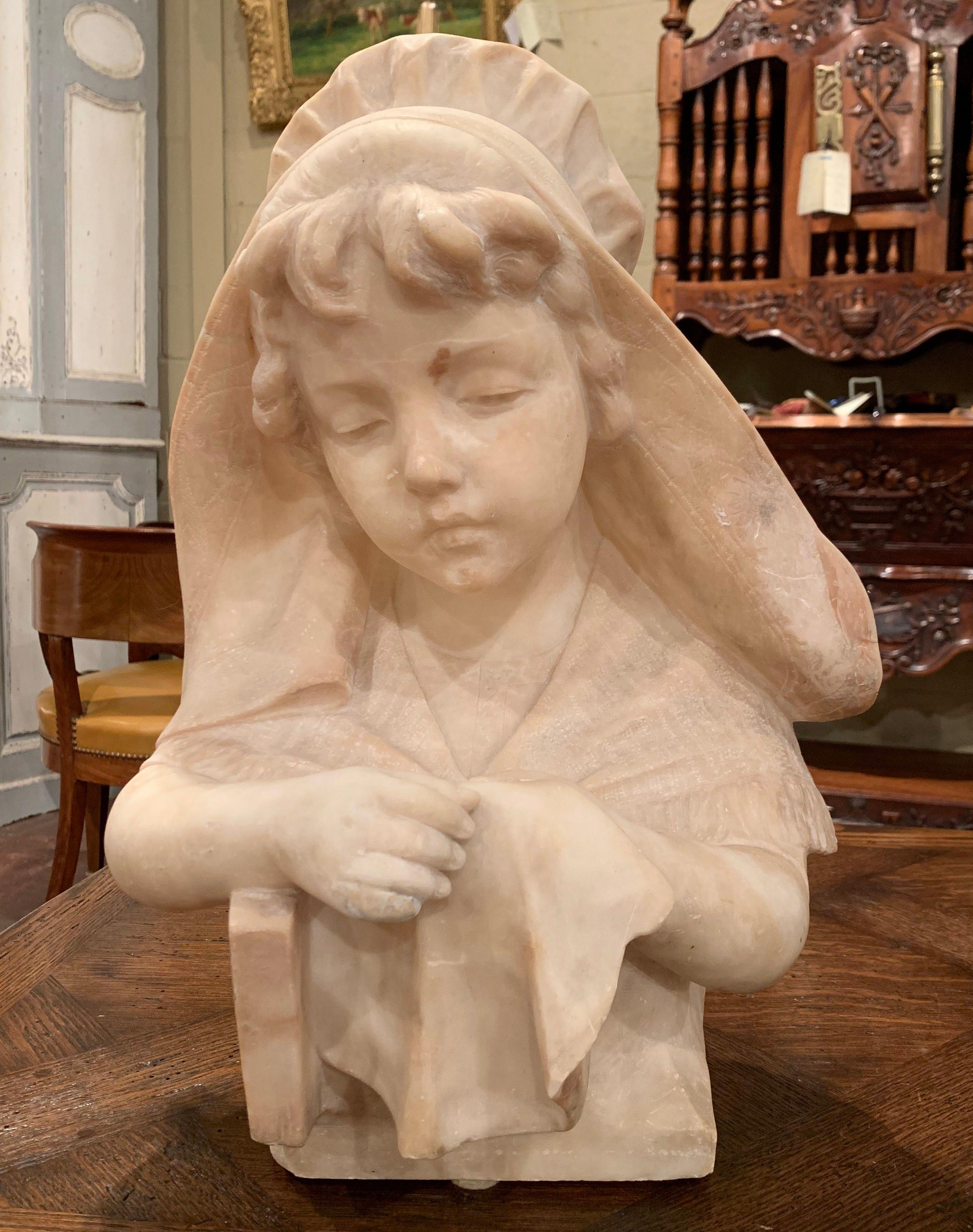 Patiné Sculpture de buste de jeune fille en marbre beige sculpté du milieu du XIXe siècle en vente