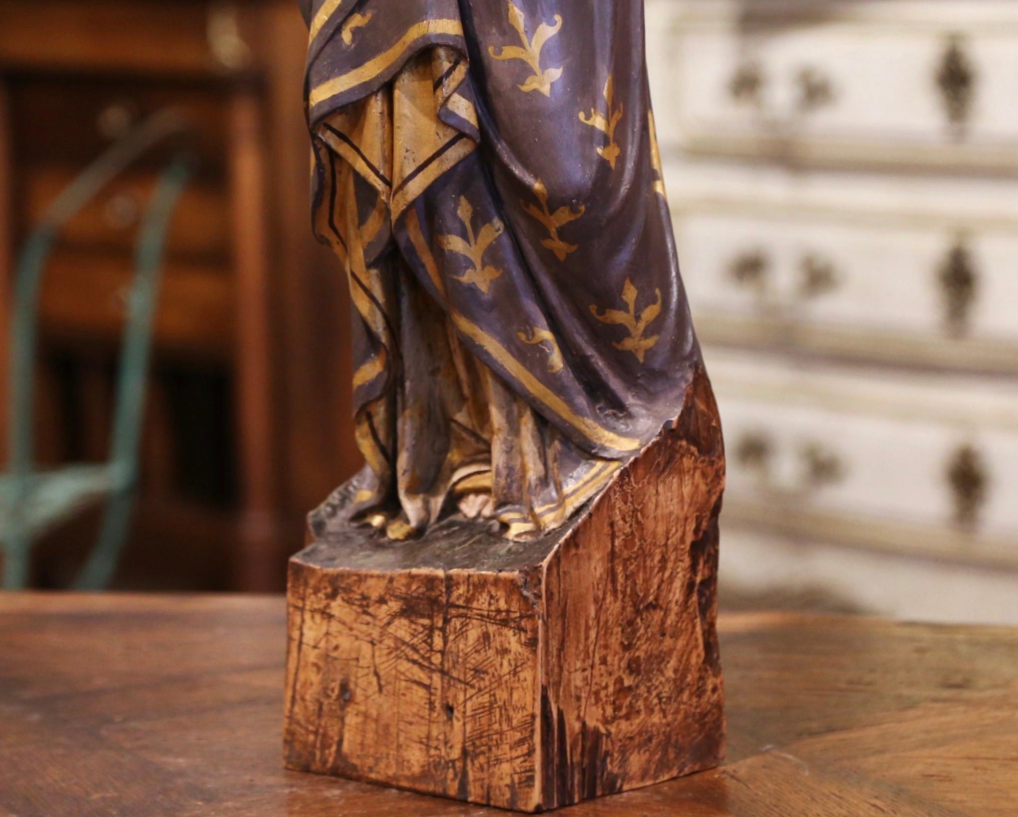 Mid-19th Century French Carved Giltwood and Polychrome Virgin Mary Statue In Excellent Condition In Dallas, TX