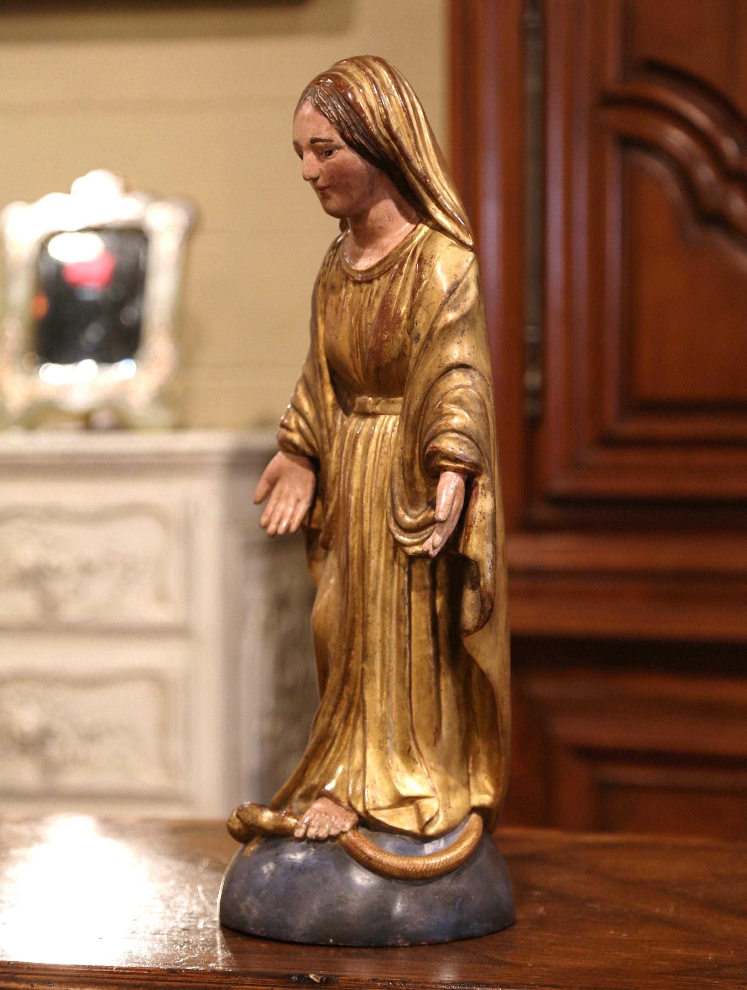 Diese schöne, antike Skulptur der Jungfrau Maria im Gebet wurde um 1860 in den französischen Pyrenäen geschaffen. Die mit Blattgold und Polychromie verzierte klassische religiöse Figur ist wunderschön verziert und weist wunderbare Details in ihrem