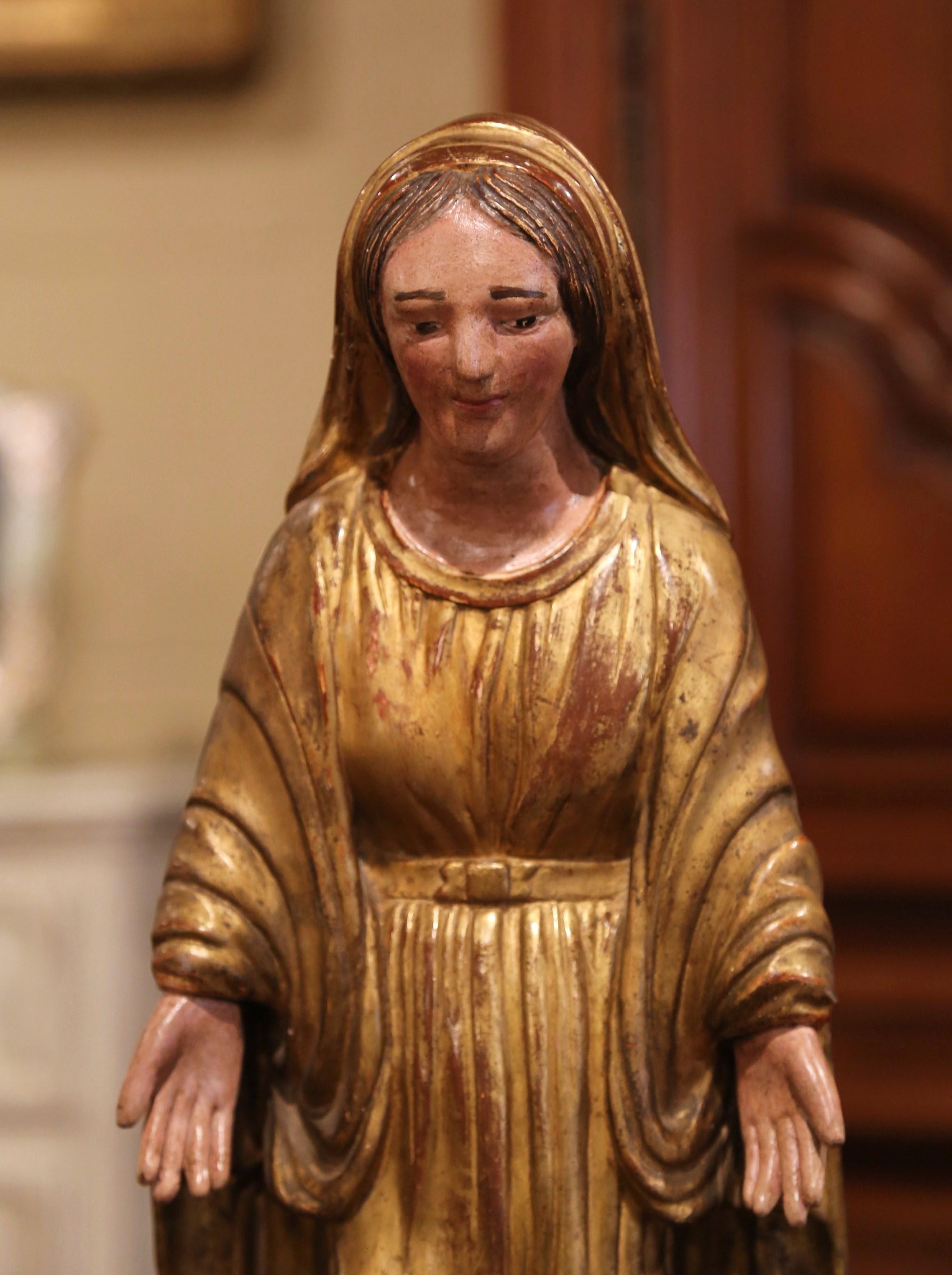 Französische geschnitzte, polychromierte Jungfrau Maria-Statue aus vergoldetem Holz, Mitte des 19. Jahrhunderts (Vergoldet) im Angebot