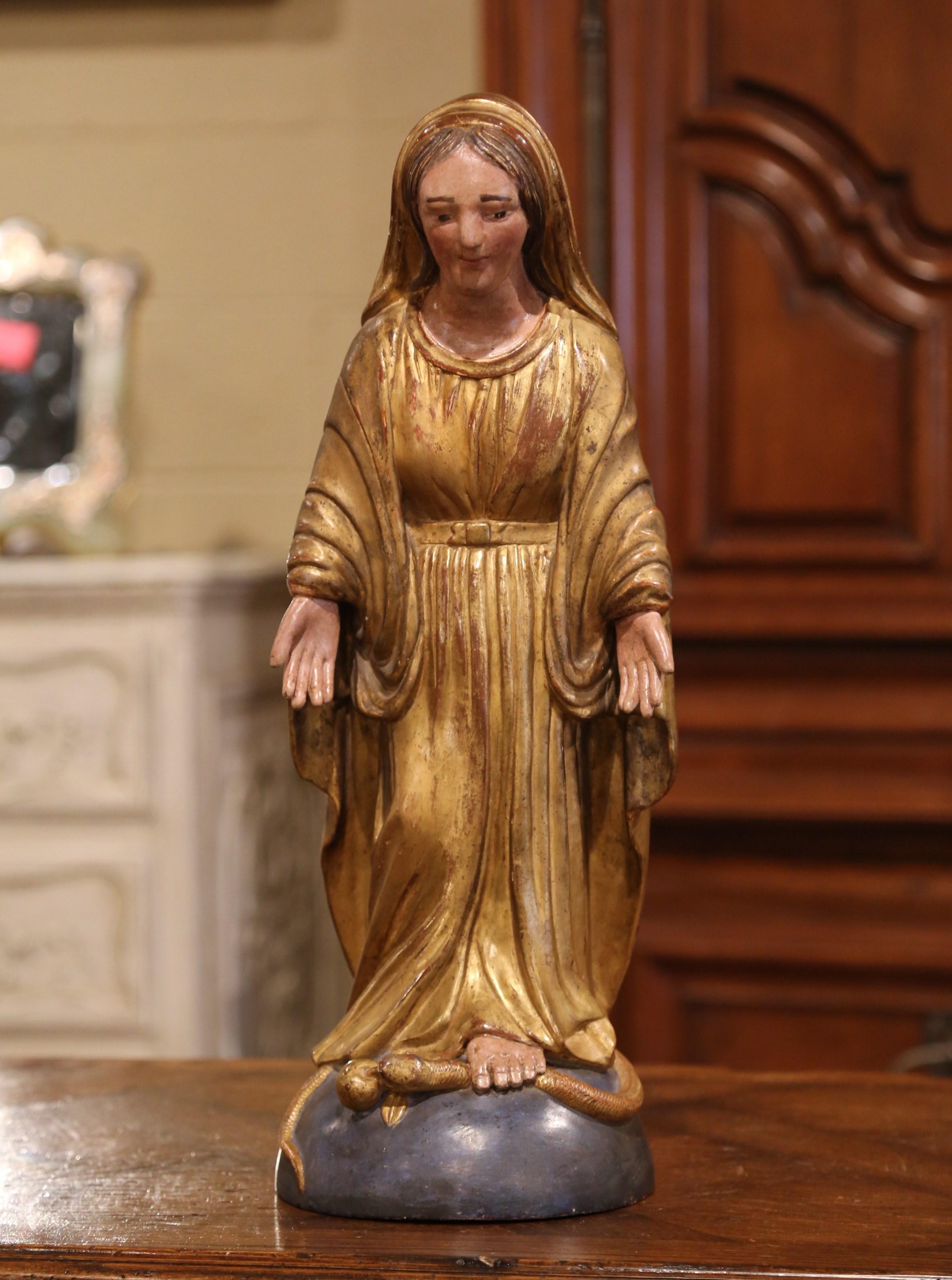 Französische geschnitzte, polychromierte Jungfrau Maria-Statue aus vergoldetem Holz, Mitte des 19. Jahrhunderts im Zustand „Hervorragend“ im Angebot in Dallas, TX