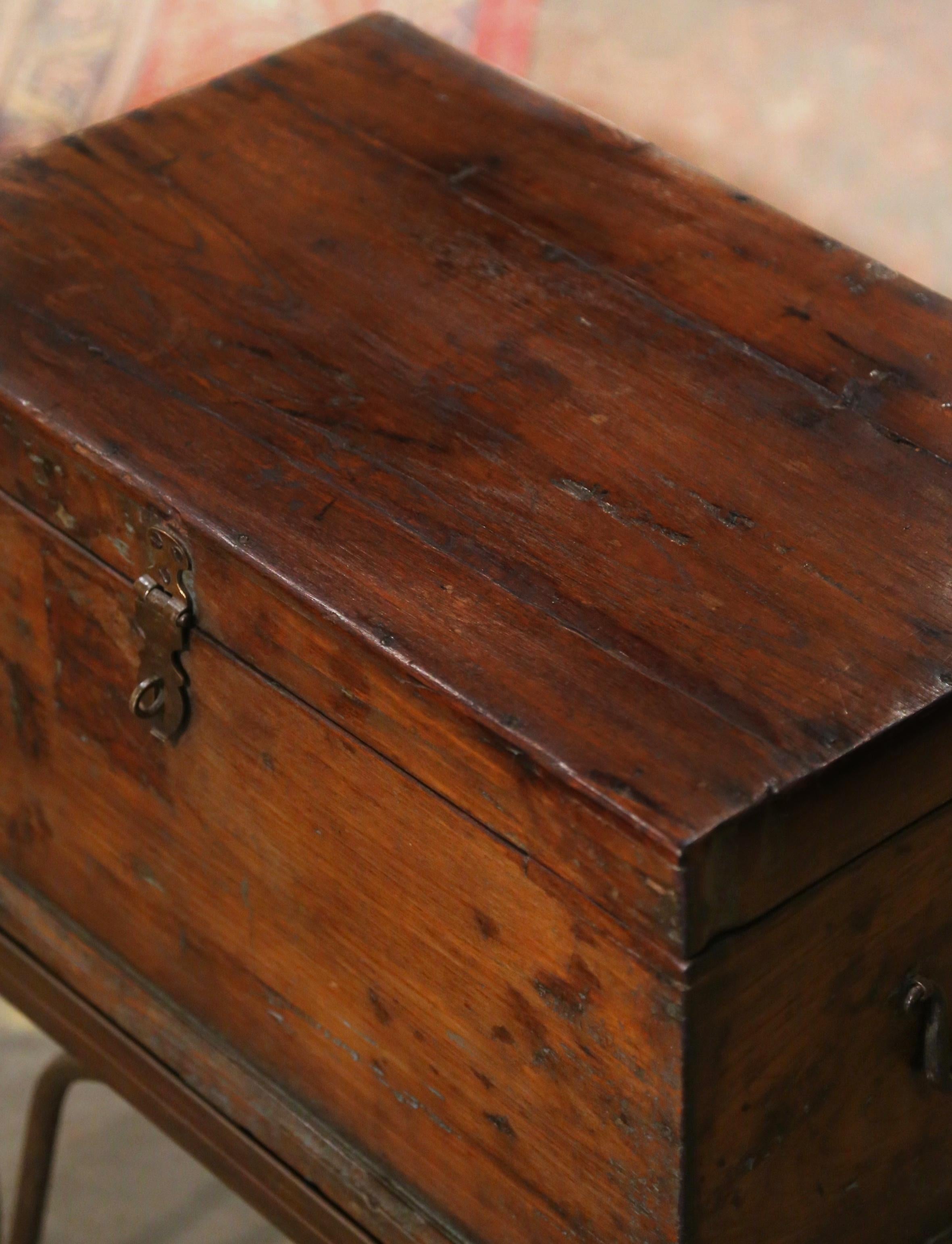 Apportez une touche rustique à votre maison avec cette élégante table d'appoint ancienne. Fabriquée en France vers 1860, cette solide malle de style baroque est dotée de poignées latérales en fer et d'une serrure en fer d'origine sur le devant. Le