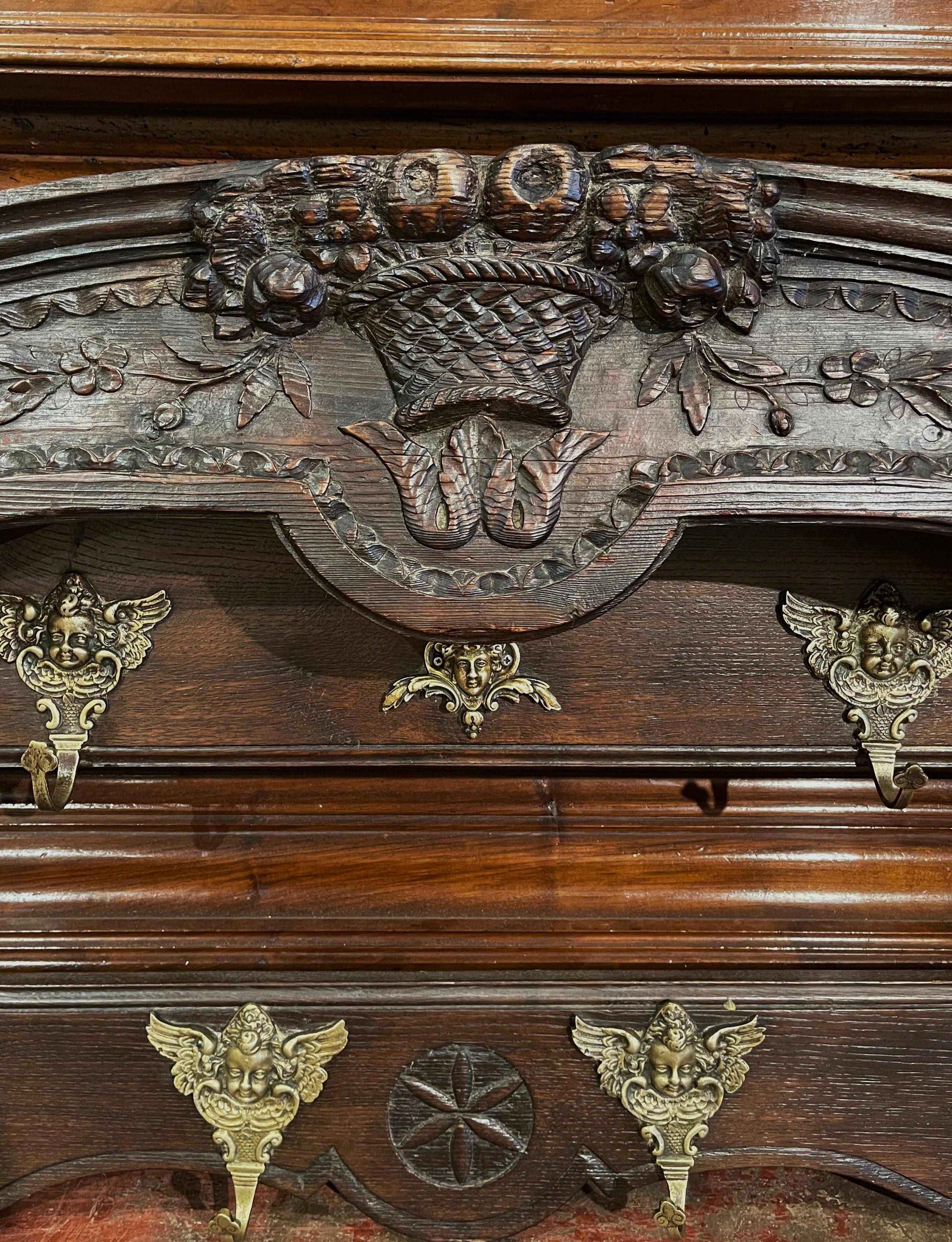 Hand-Carved Mid-19th Century French Carved Oak Hanging Shelf with Hooks from Normandy For Sale