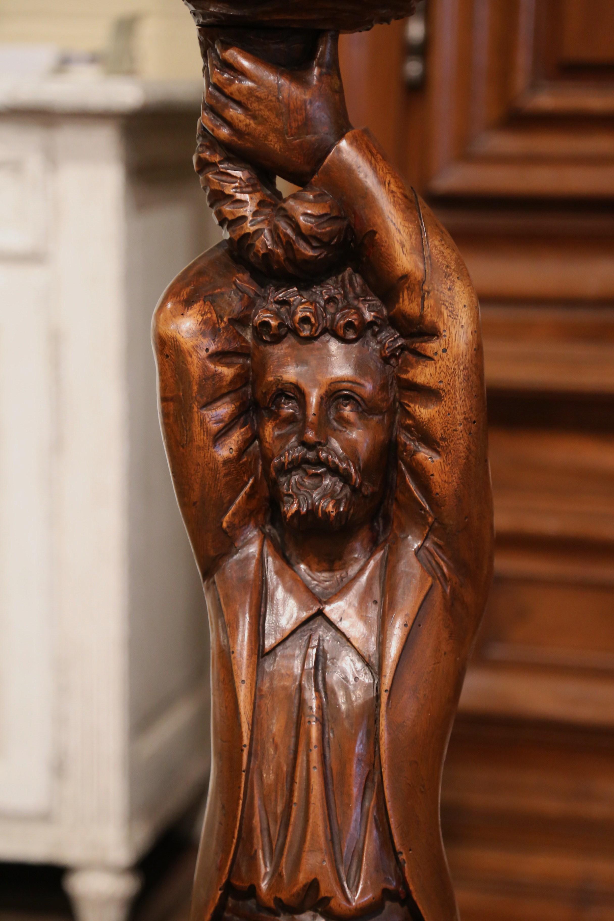 Français Guéridon français du milieu du XIXe siècle en noyer sculpté avec sculpture de gentleman en vente