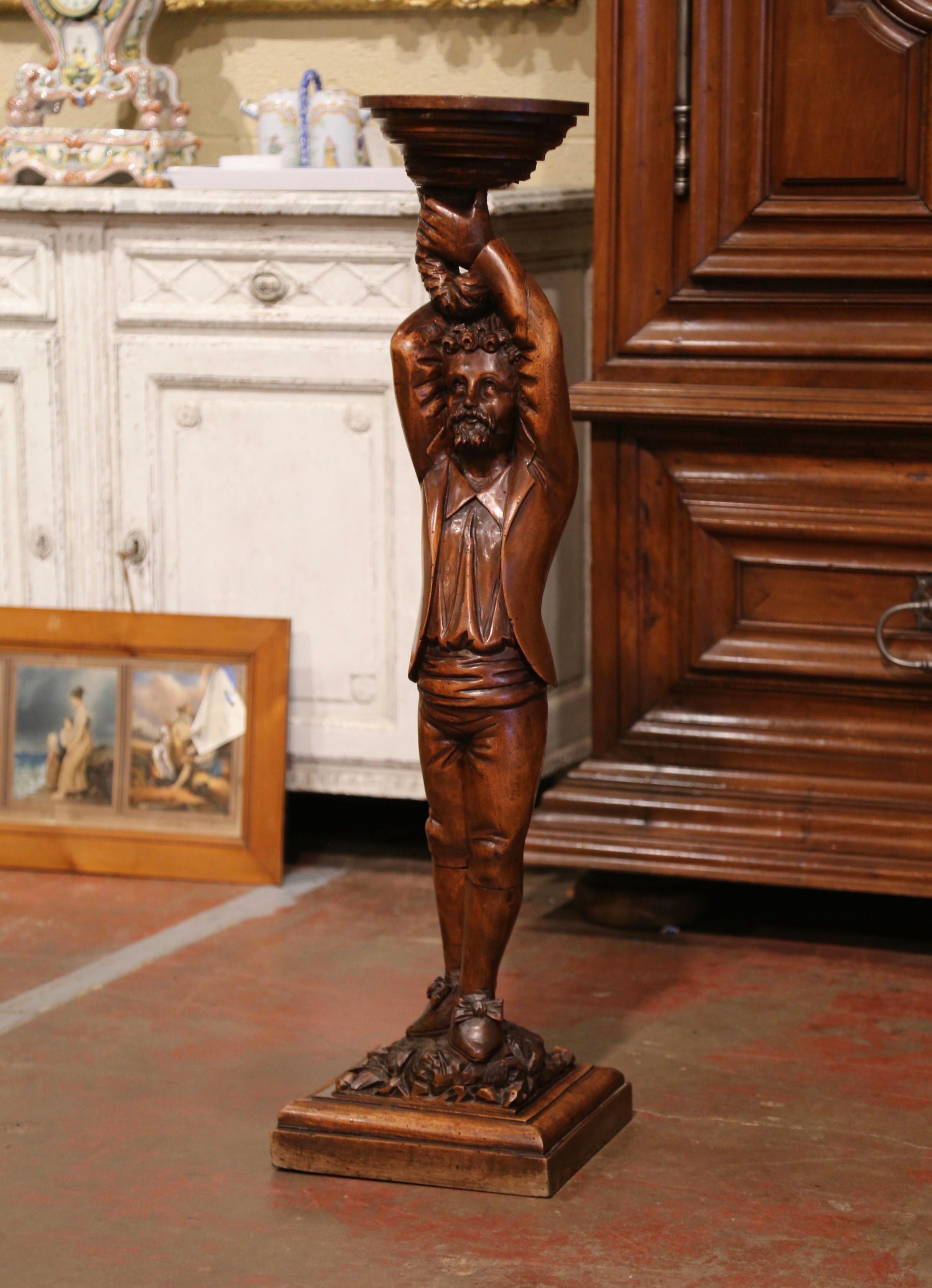 Sculpté à la main Guéridon français du milieu du XIXe siècle en noyer sculpté avec sculpture de gentleman en vente
