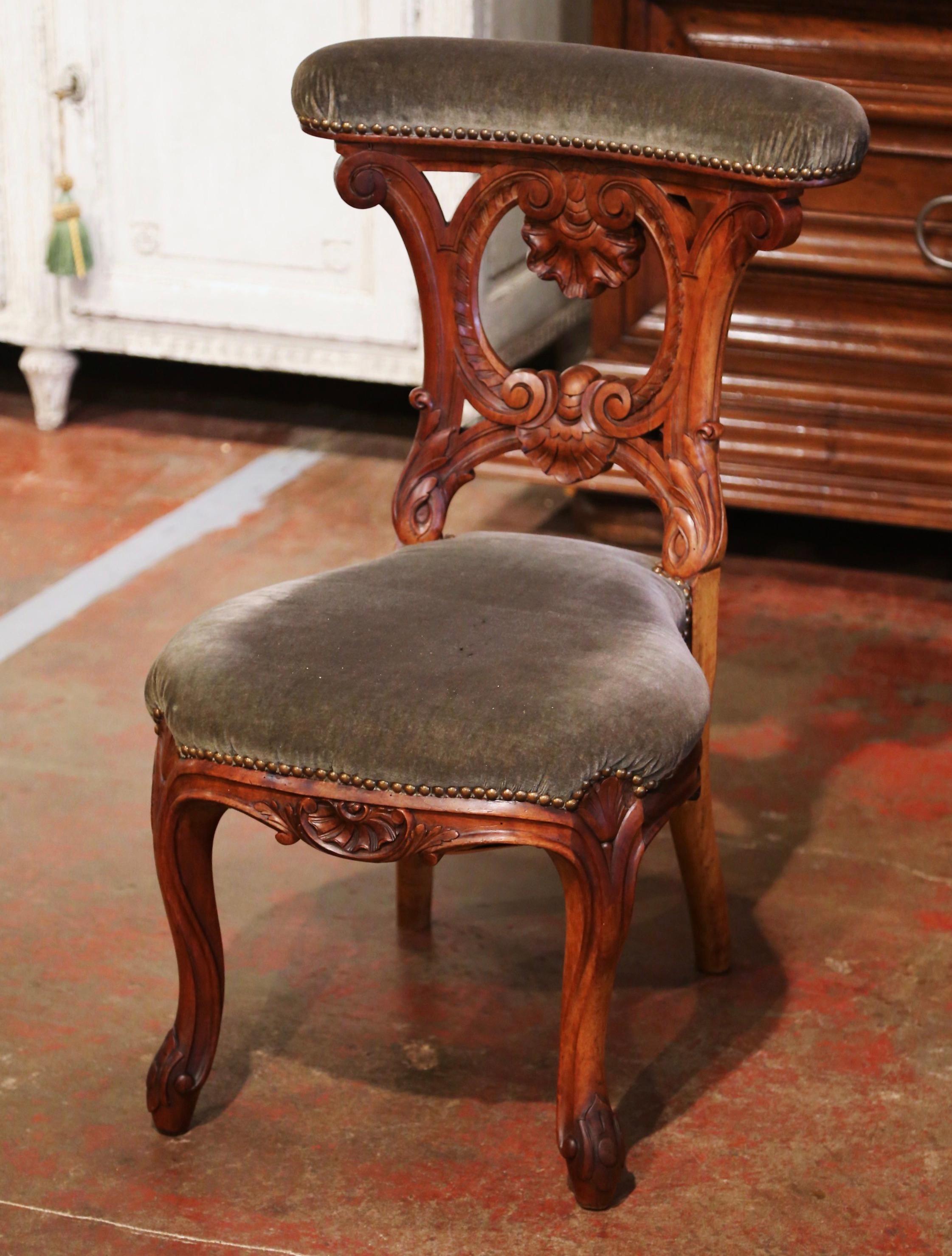 Placez cette élégante chaise de prière antique dans votre chambre à coucher pour vos dévotions quotidiennes. Fabriqué en France, vers 1870, cet agenouilloir traditionnel repose sur des pieds cabriole se terminant par des pieds à volutes au-dessus
