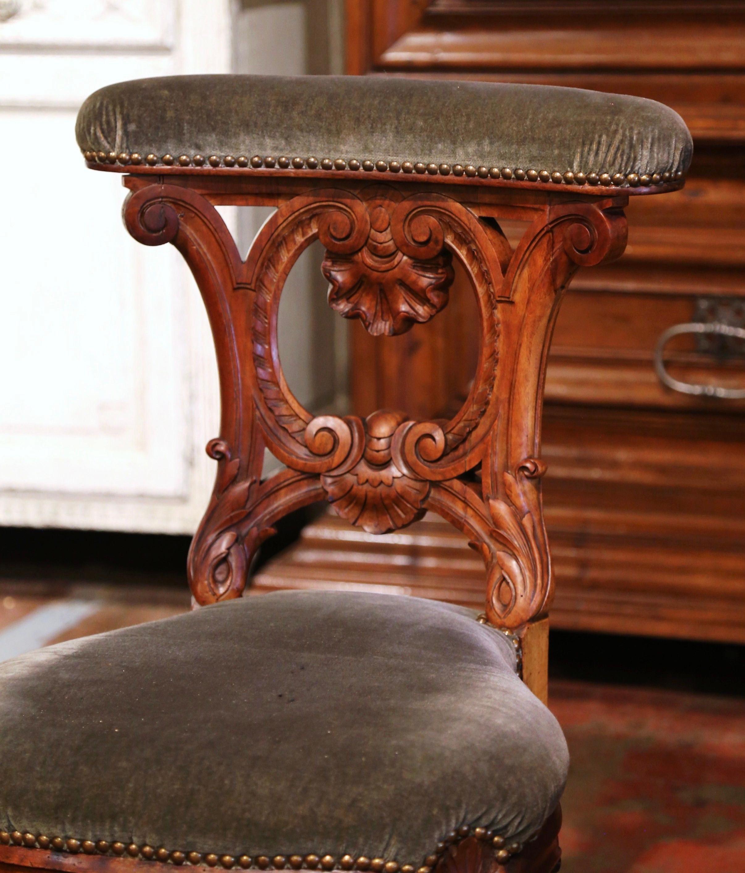 Louis XV Mid-19th Century French Carved Walnut Prayer Bench or Prie-Dieu with Velvet For Sale
