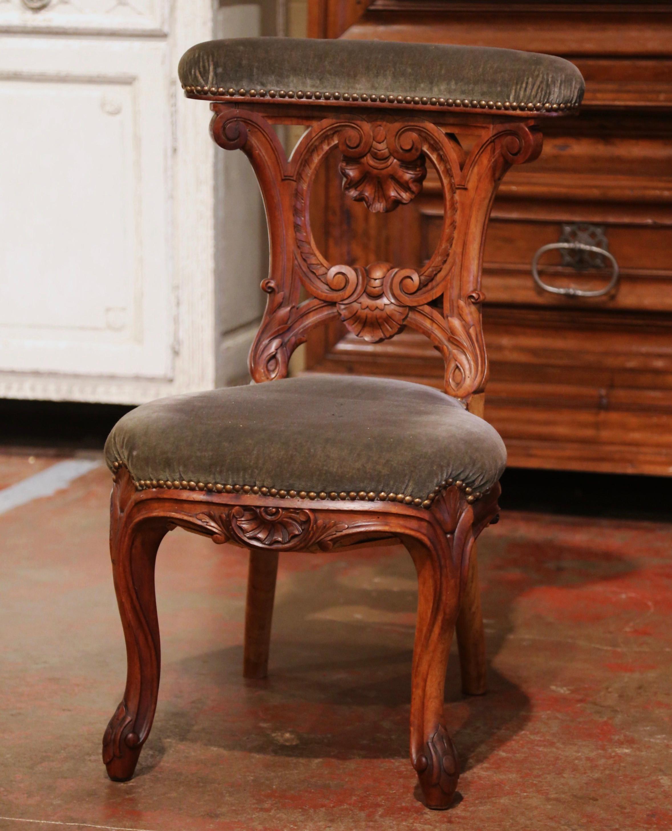 Mid-19th Century French Carved Walnut Prayer Bench or Prie-Dieu with Velvet In Excellent Condition For Sale In Dallas, TX