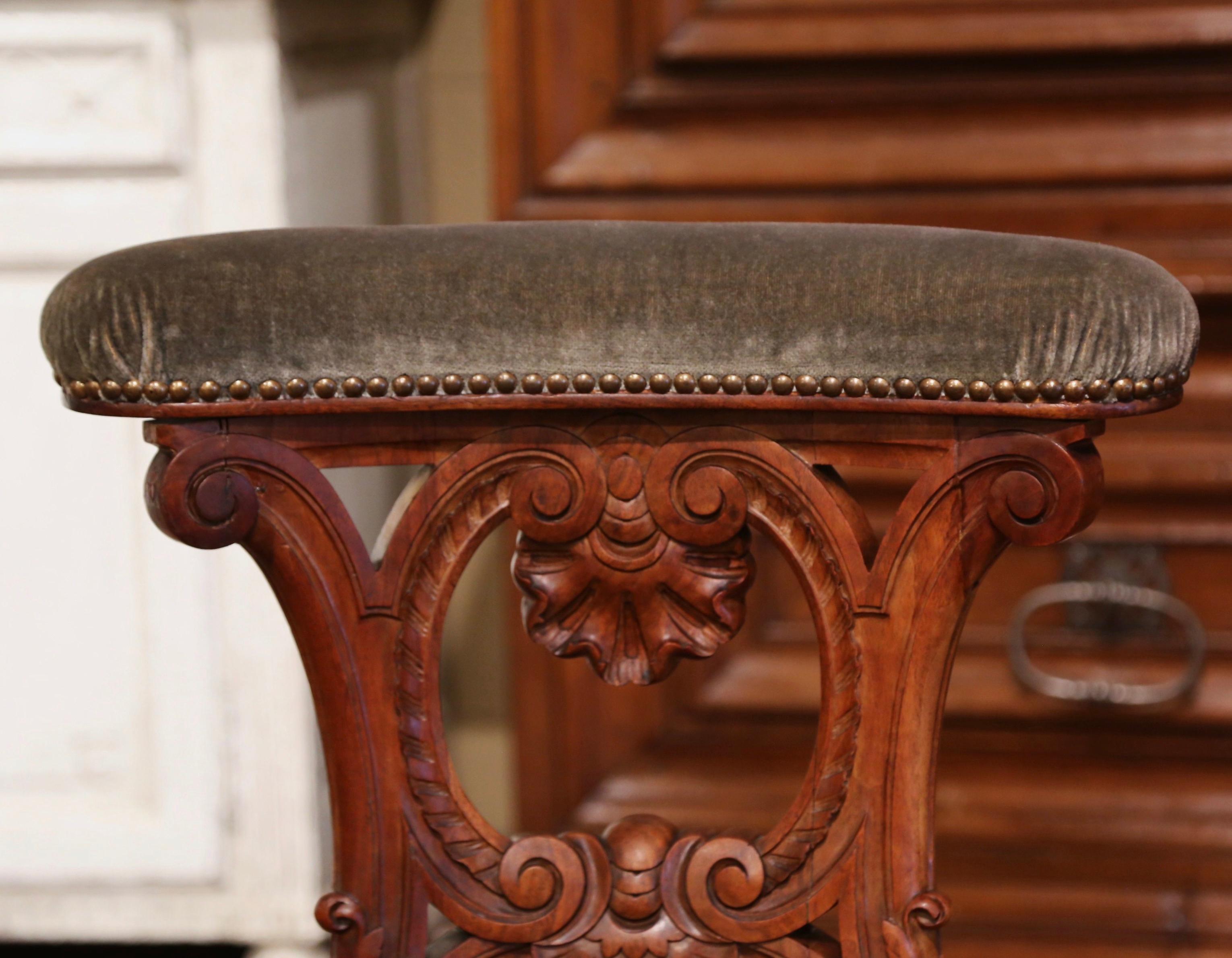 Mid-19th Century French Carved Walnut Prayer Bench or Prie-Dieu with Velvet For Sale 1