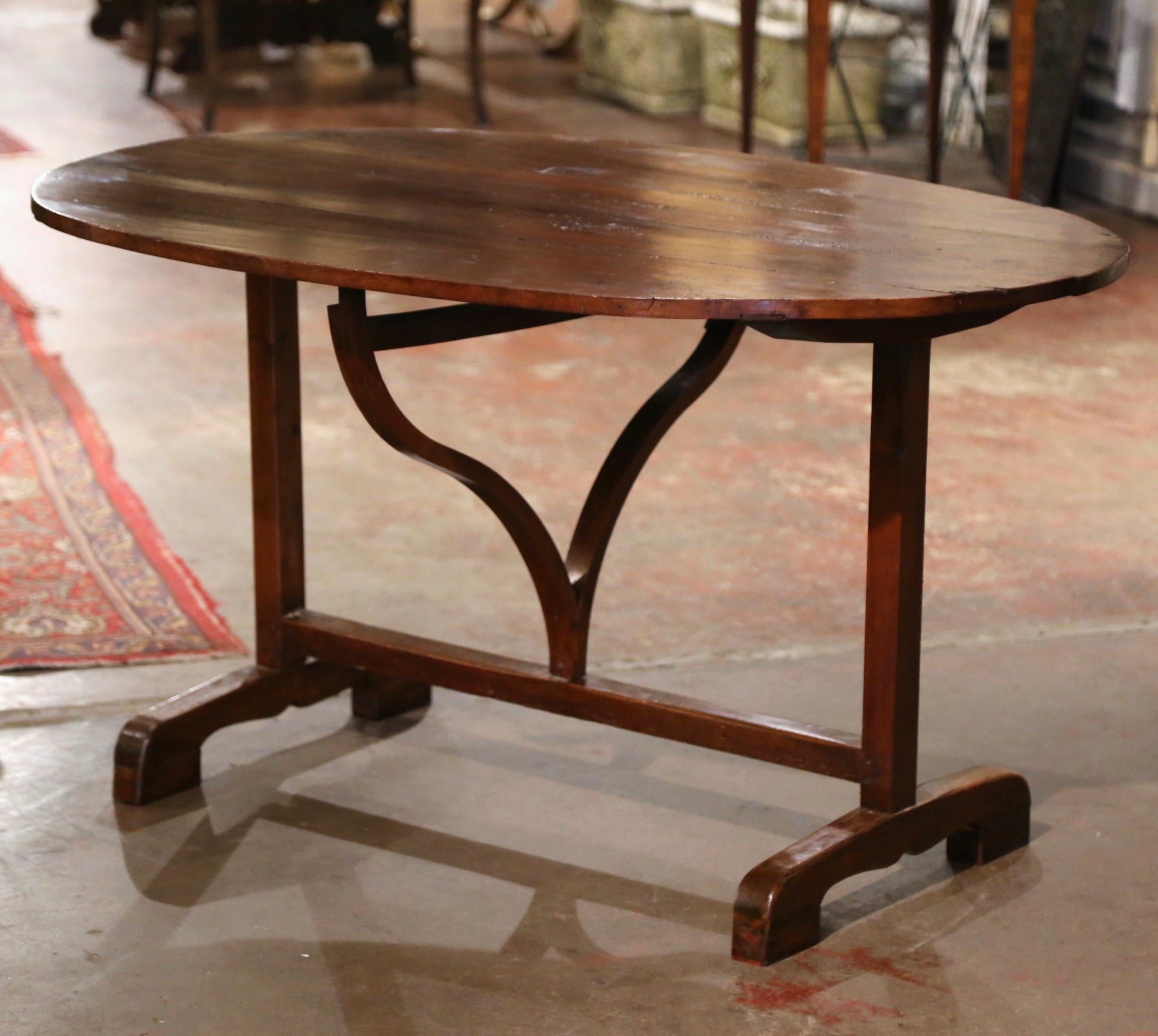 Mid-19th Century French Carved Walnut Tilt-Top Wine Tasting Table from Bordeaux In Excellent Condition In Dallas, TX