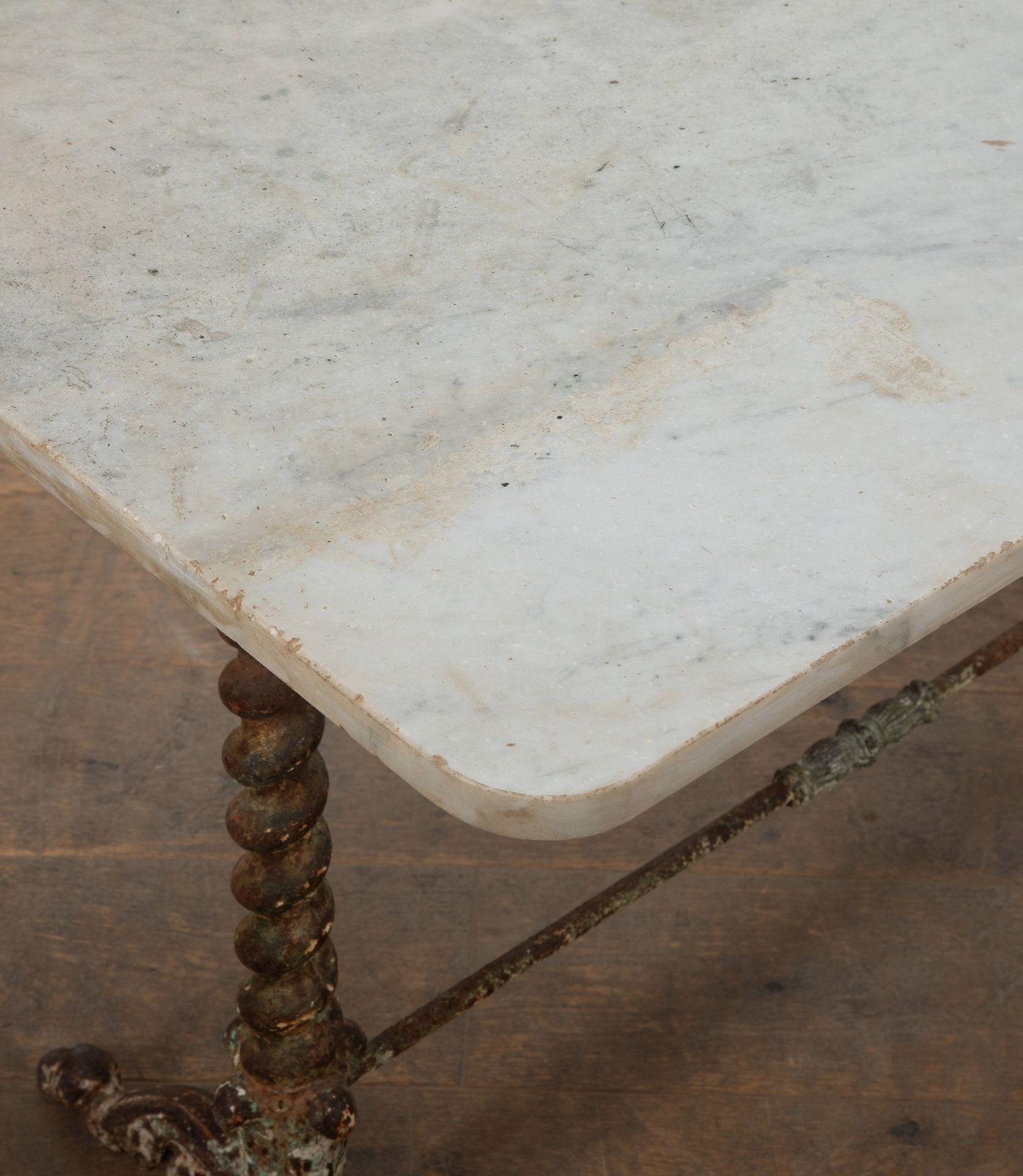 Mesa francesa de hierro fundido y mármol de mediados del siglo XIX en venta 2